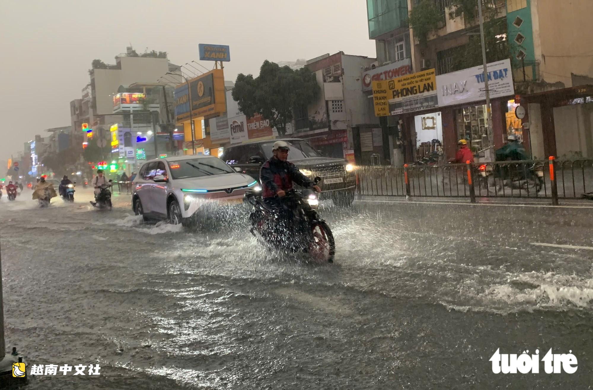 更新：強風暴席捲越南胡志明市，暴雨遮天，雷聲隆隆