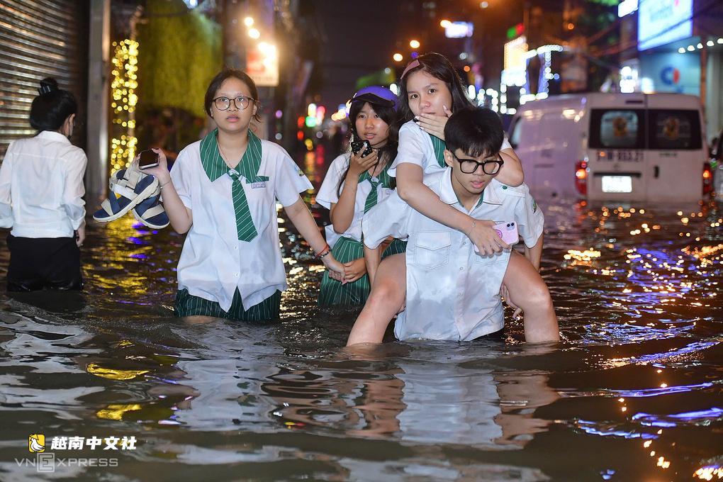 越南胡志明市潘輝益路因參良運河施工積水超過一米