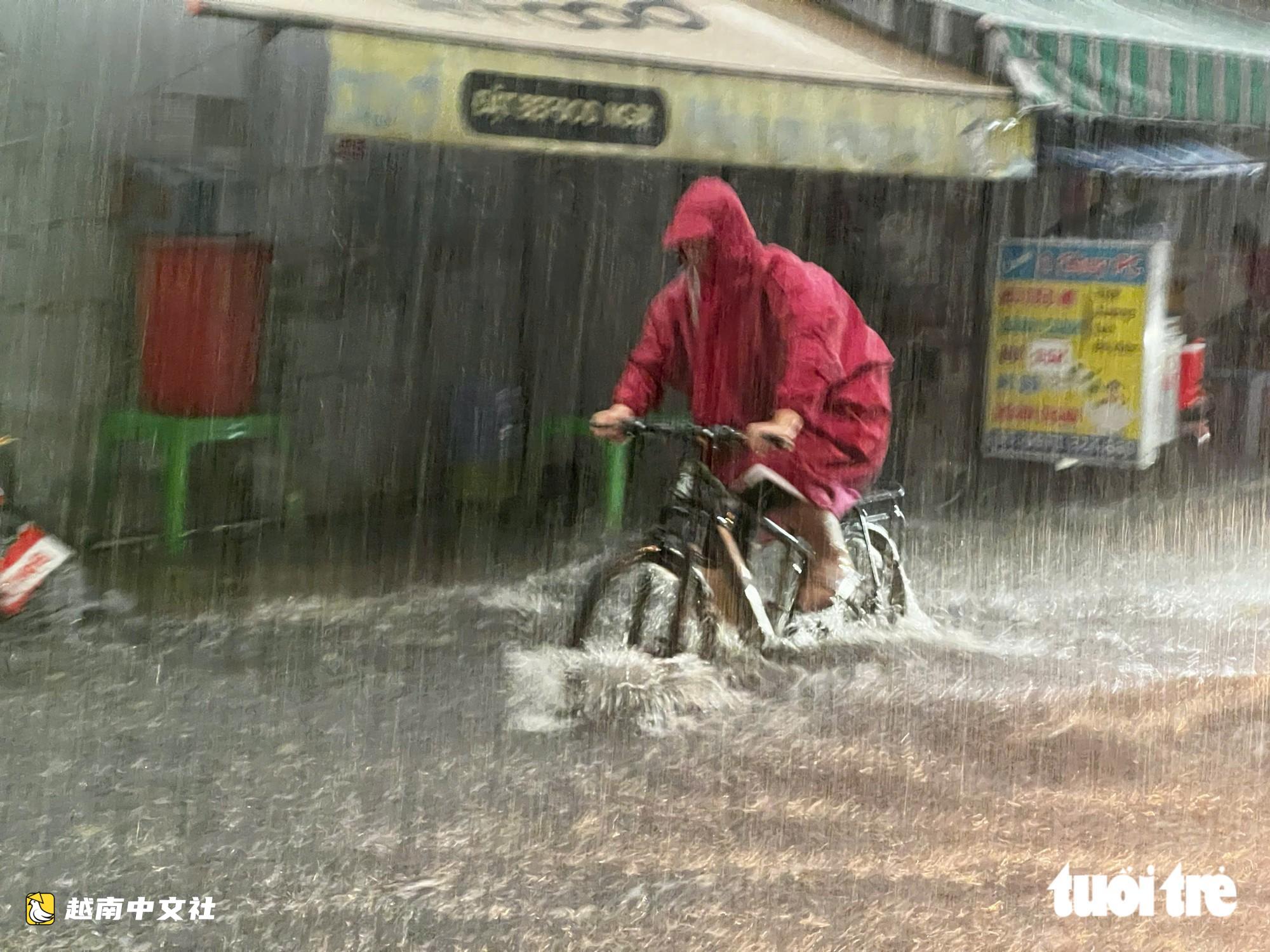 更新：強風暴席捲越南胡志明市，暴雨遮天，雷聲隆隆