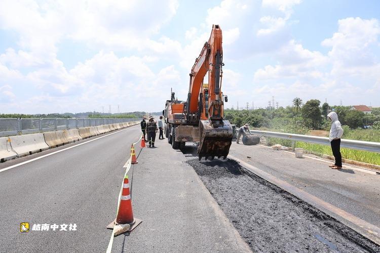 越南邊和-頭頓高速公路路段出現沉降開裂,正進行修復
