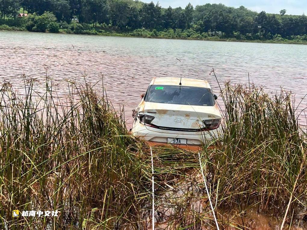 越南同奈省:在7米深湖底找到被洪水沖走的汽車