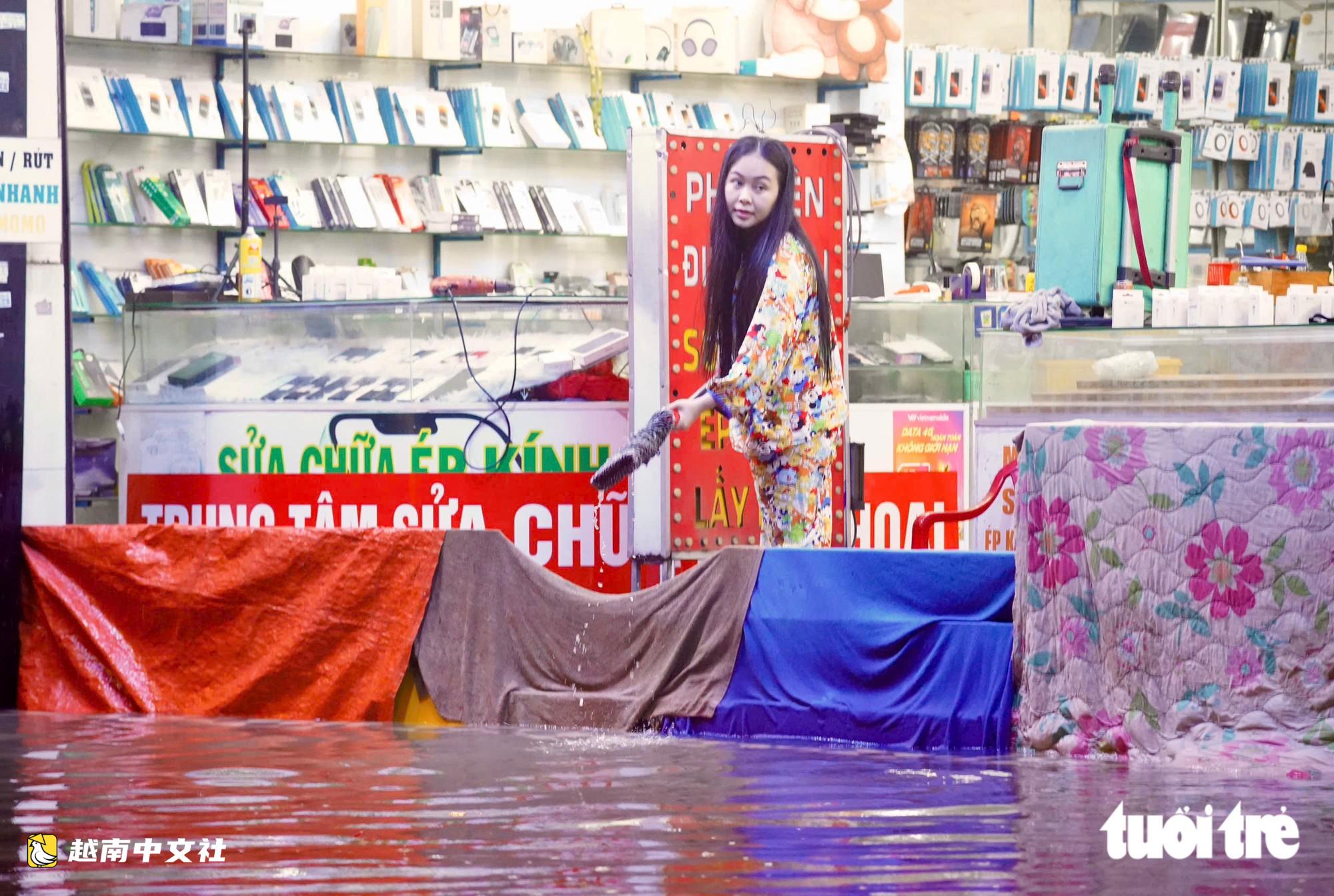 越南:雨停後,潘輝益路的水位繼續上漲