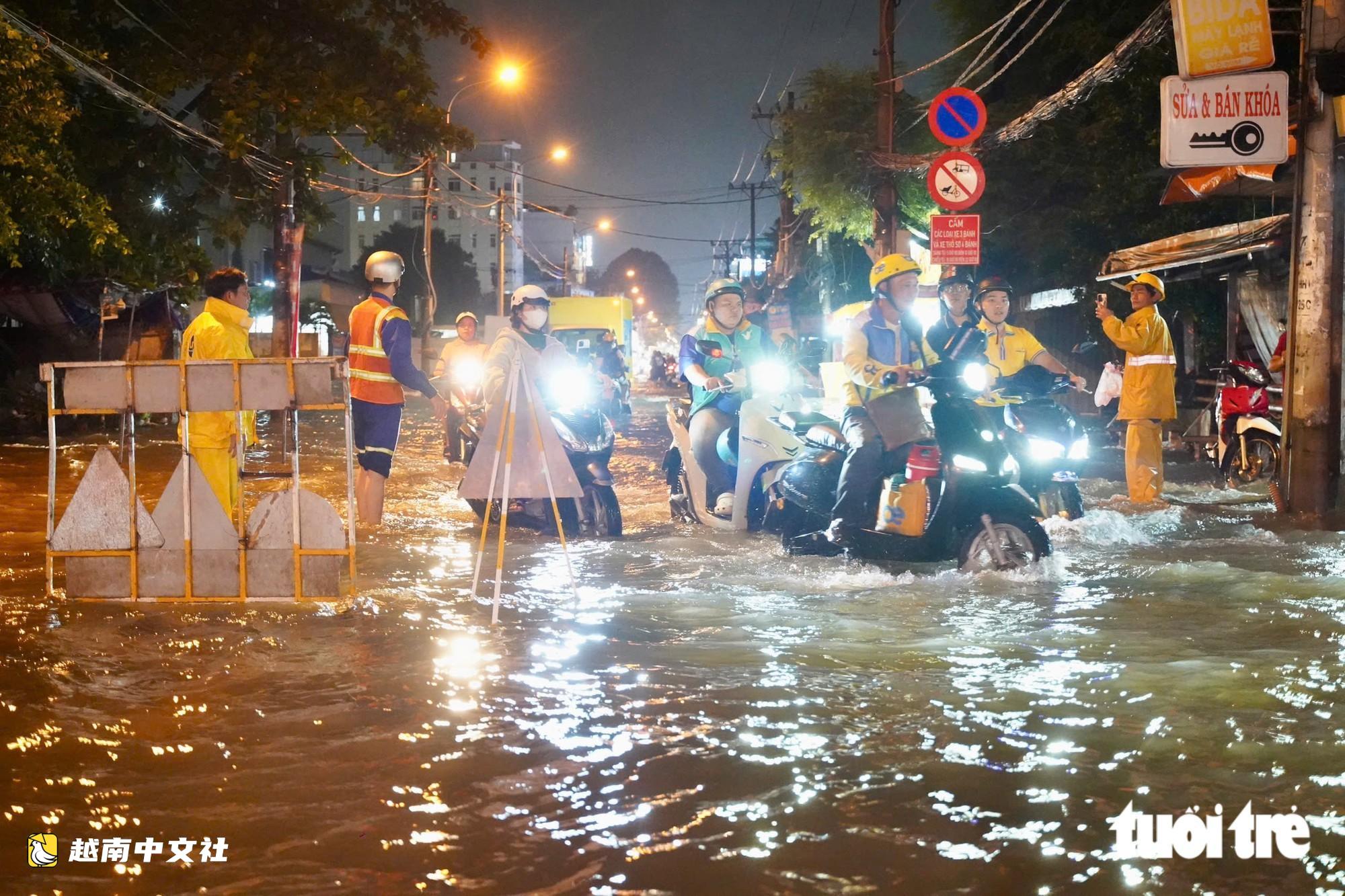 越南:雨停後,潘輝益路的水位繼續上漲