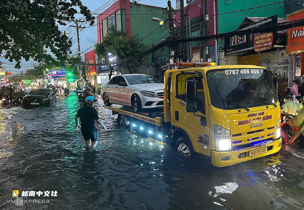 越南新山一機場因大雨多趟航班須等待降落