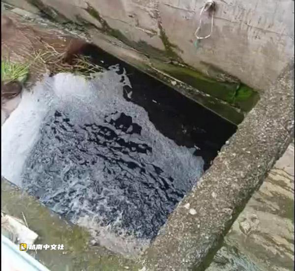 越南多樂省檢查從工業集群排汙口流入湖泊的黑色水源