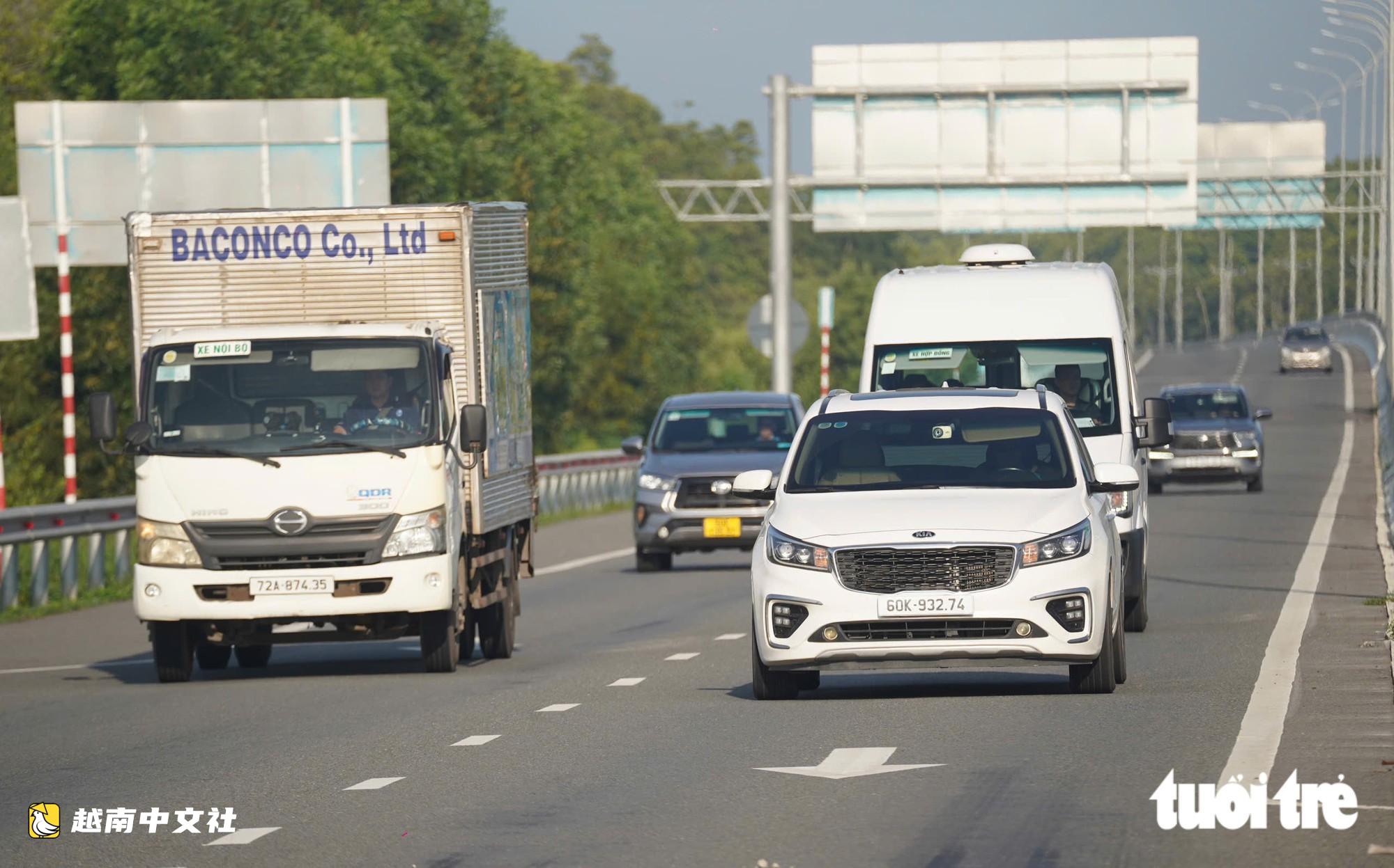 越南檳瀝-隆城高速公路通車首日:車輛穿行紅樹林,司機輕鬆避開堵車
