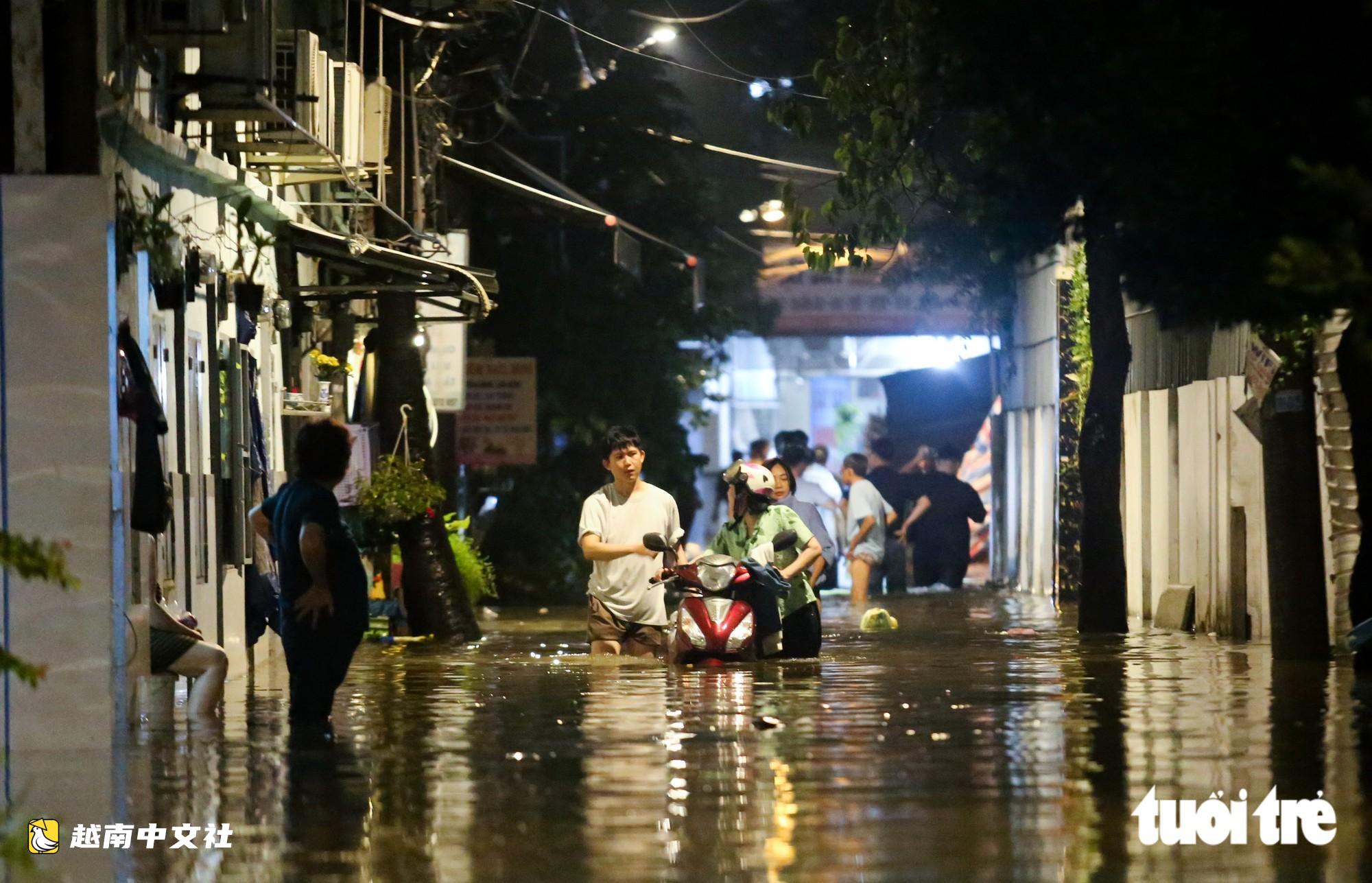 越南胡志明市守德坊：水渠水突然湧入，數百戶民宅深夜被深淹