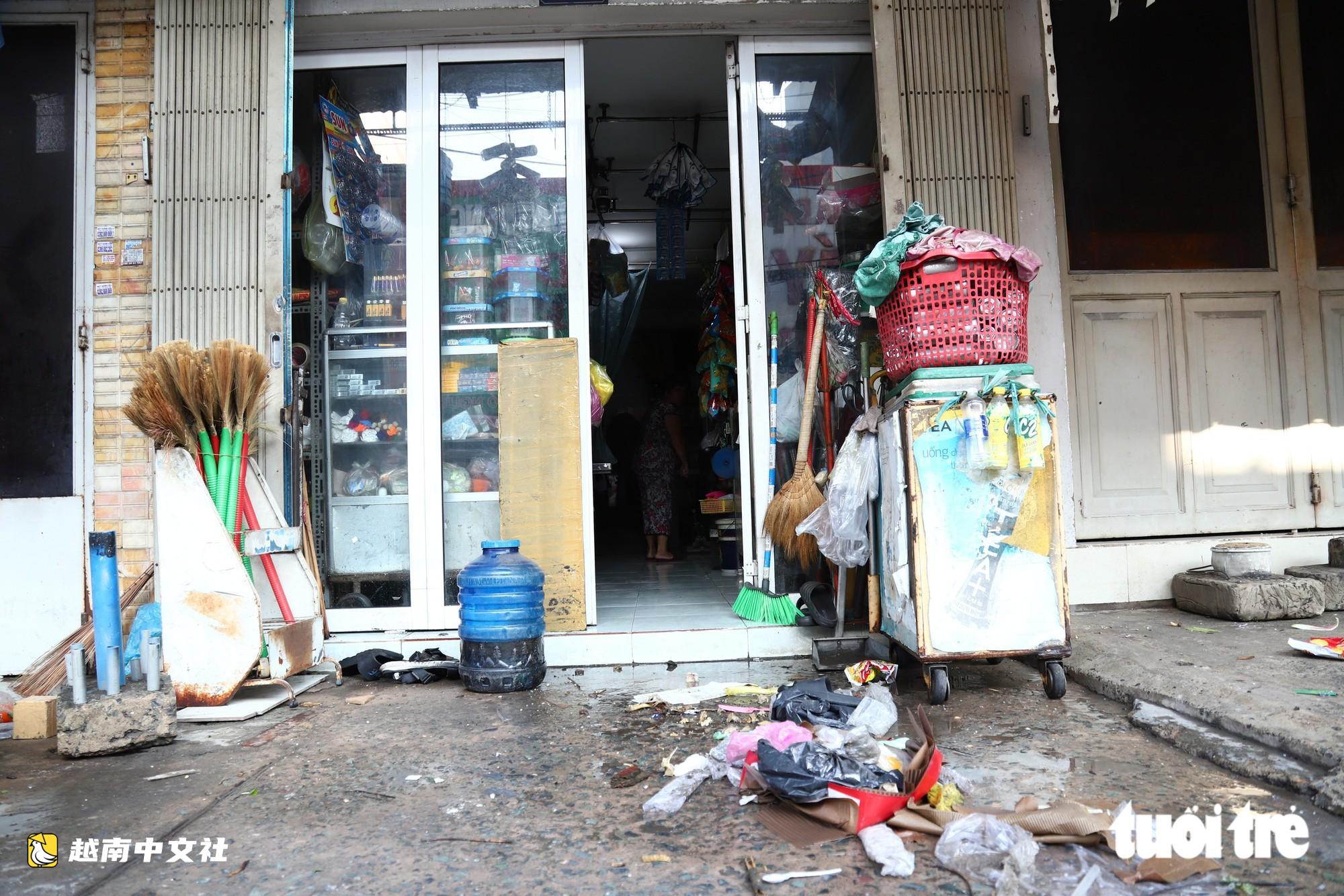 越南胡志明市創紀錄暴雨內澇後,潘輝益路積水退去,居民忙著清理家園