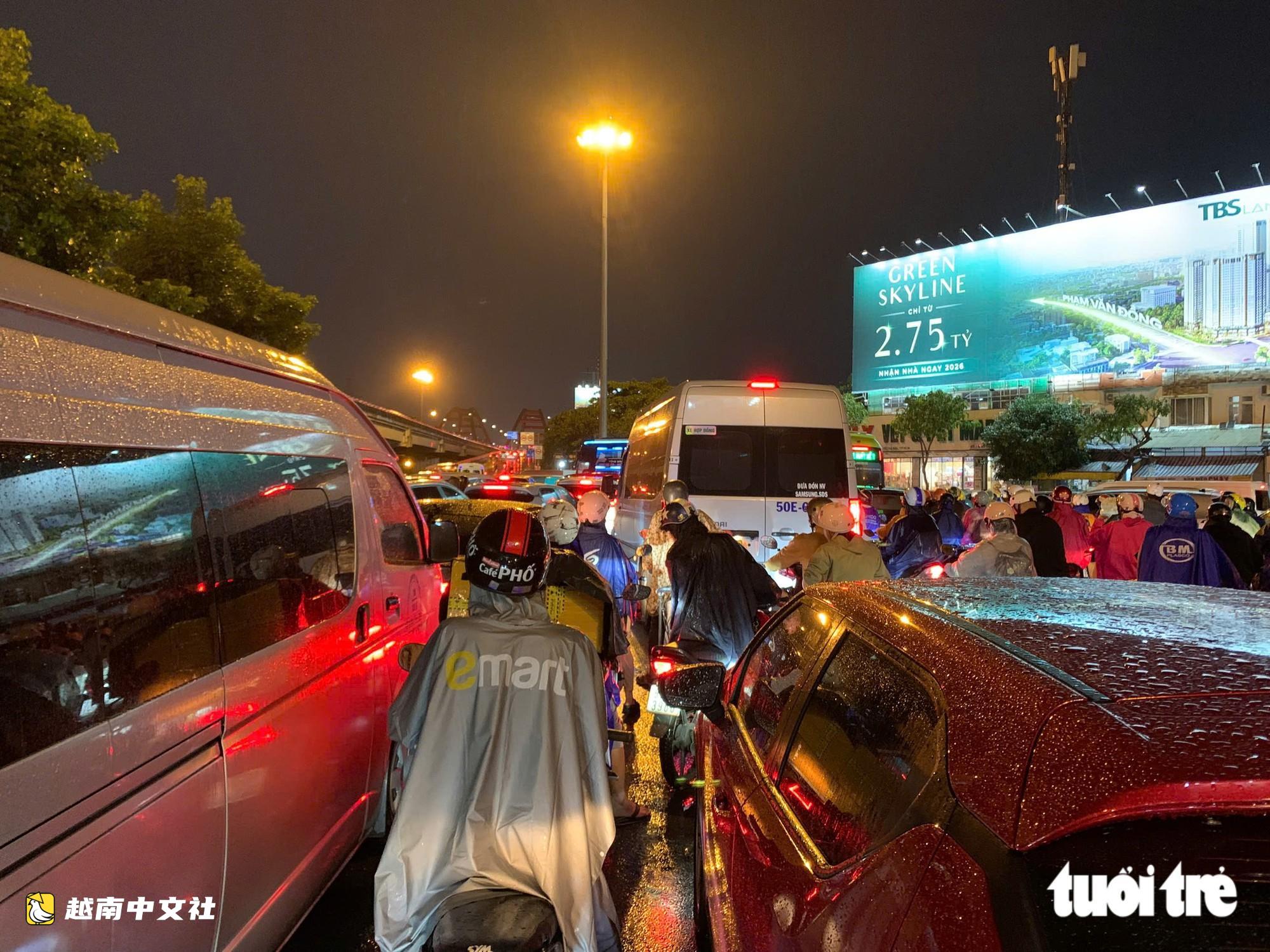 更新：強雷暴橫掃胡志明市，暴雨遮天，雷聲隆隆