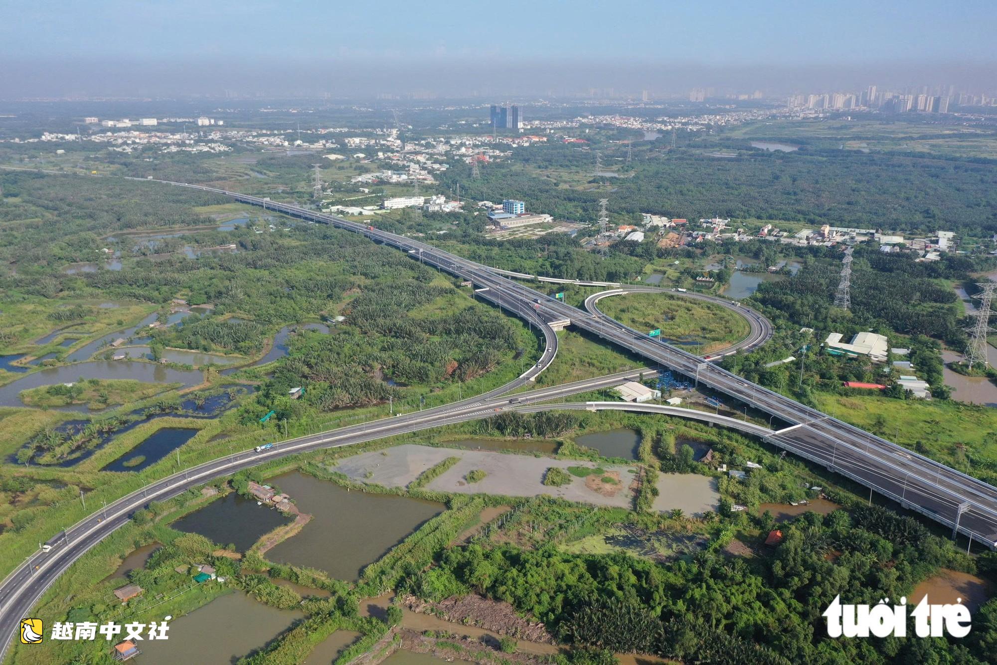 越南檳瀝-隆城高速公路通車首日:車輛穿行紅樹林,司機輕鬆避開堵車