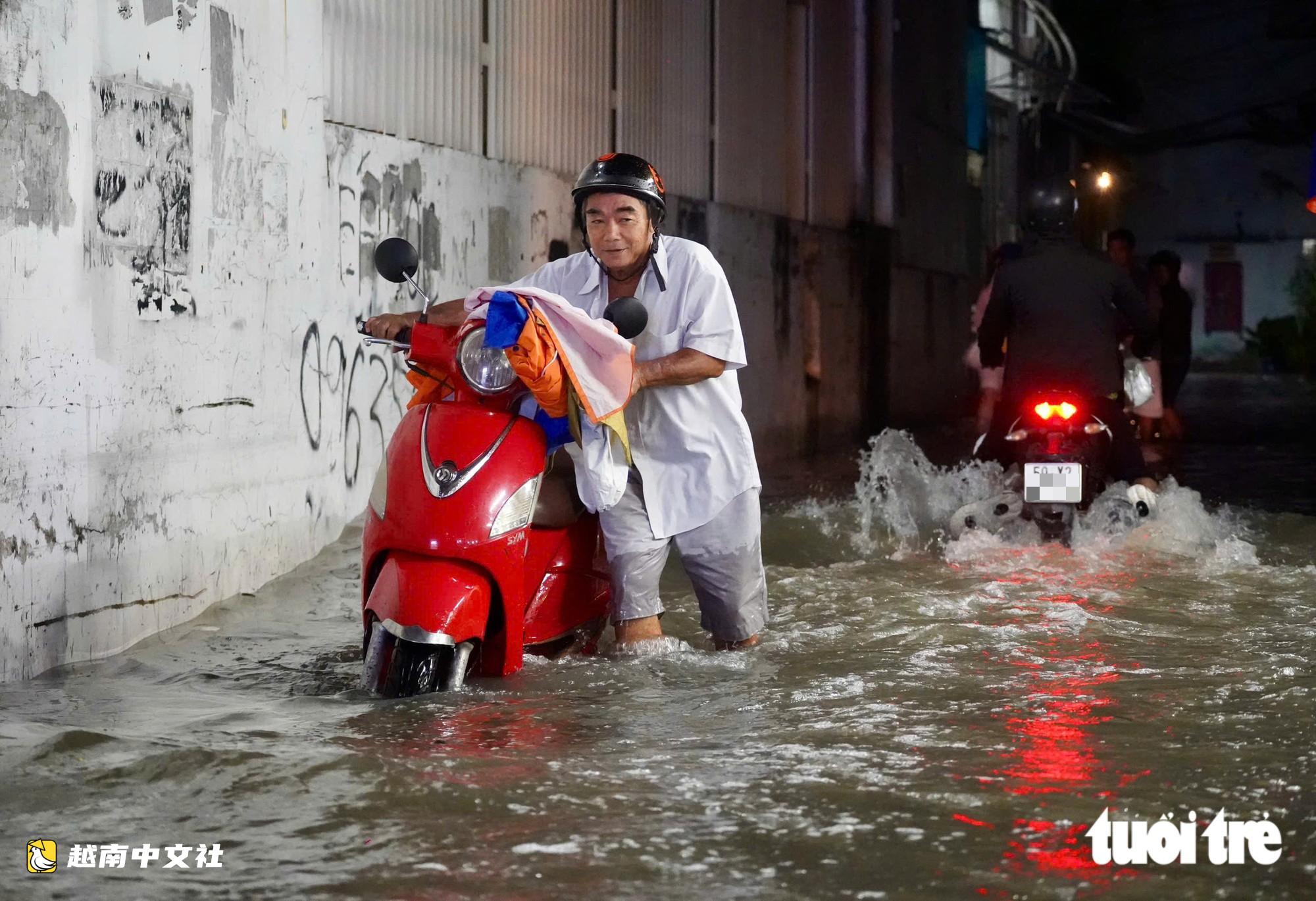 越南:雨停後,潘輝益路的水位繼續上漲