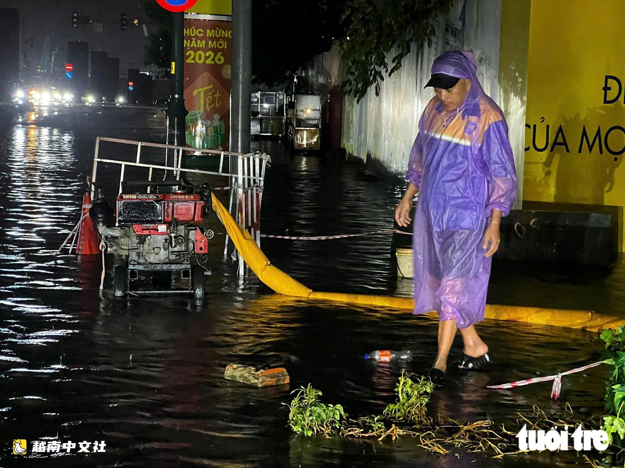 更新：強雷暴橫掃胡志明市，暴雨遮天，雷聲隆隆