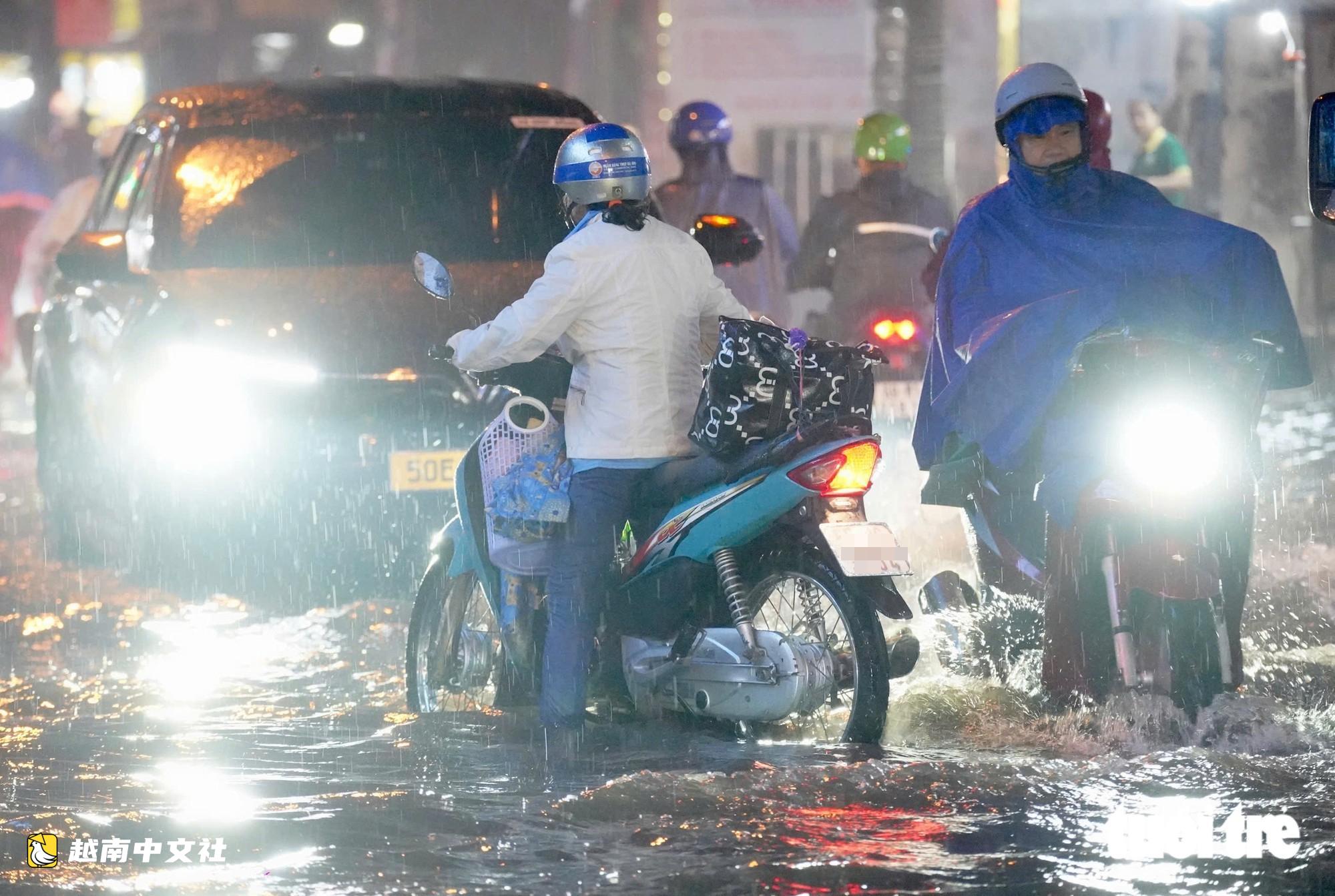 更新：強雷暴橫掃胡志明市，暴雨遮天，雷聲隆隆