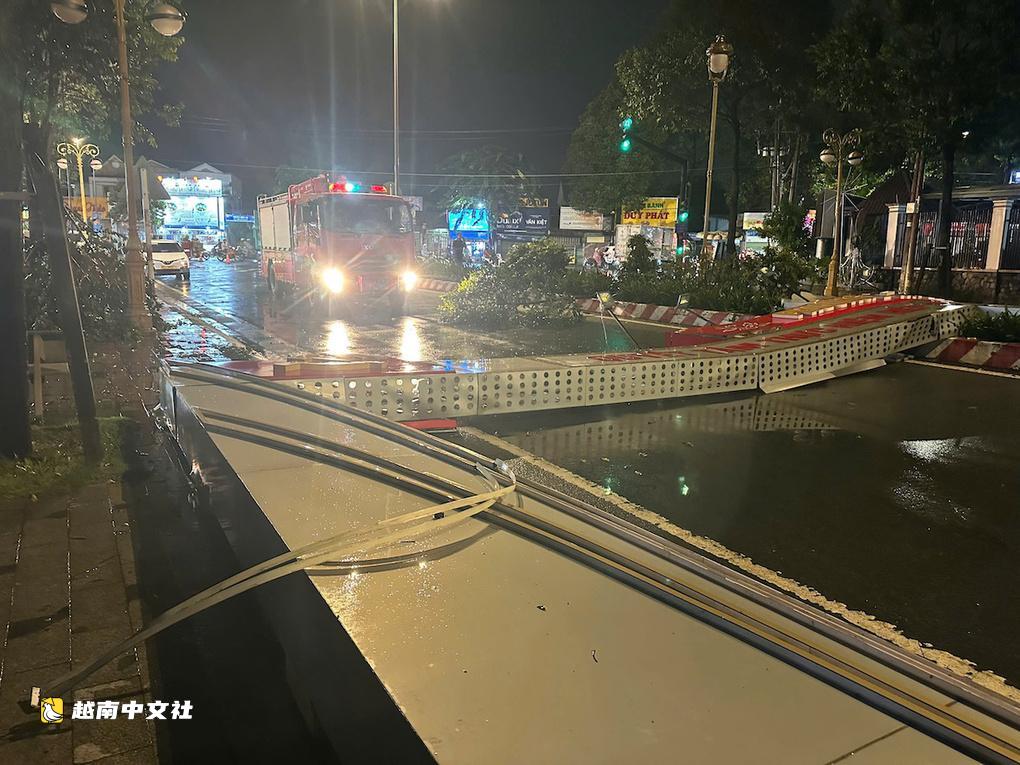 胡志明市大雨中牌坊倒塌