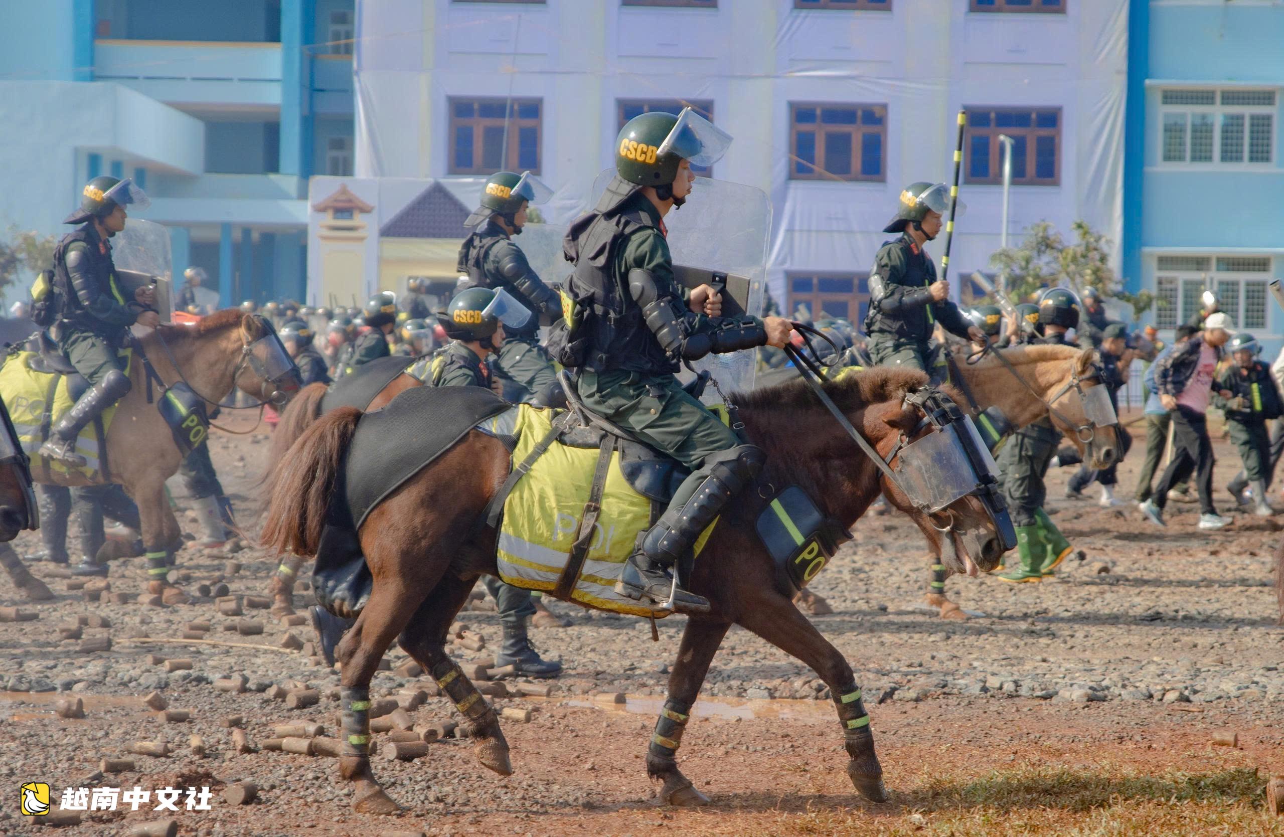 越南軍隊與公安力量聯合舉行反恐、防暴演習