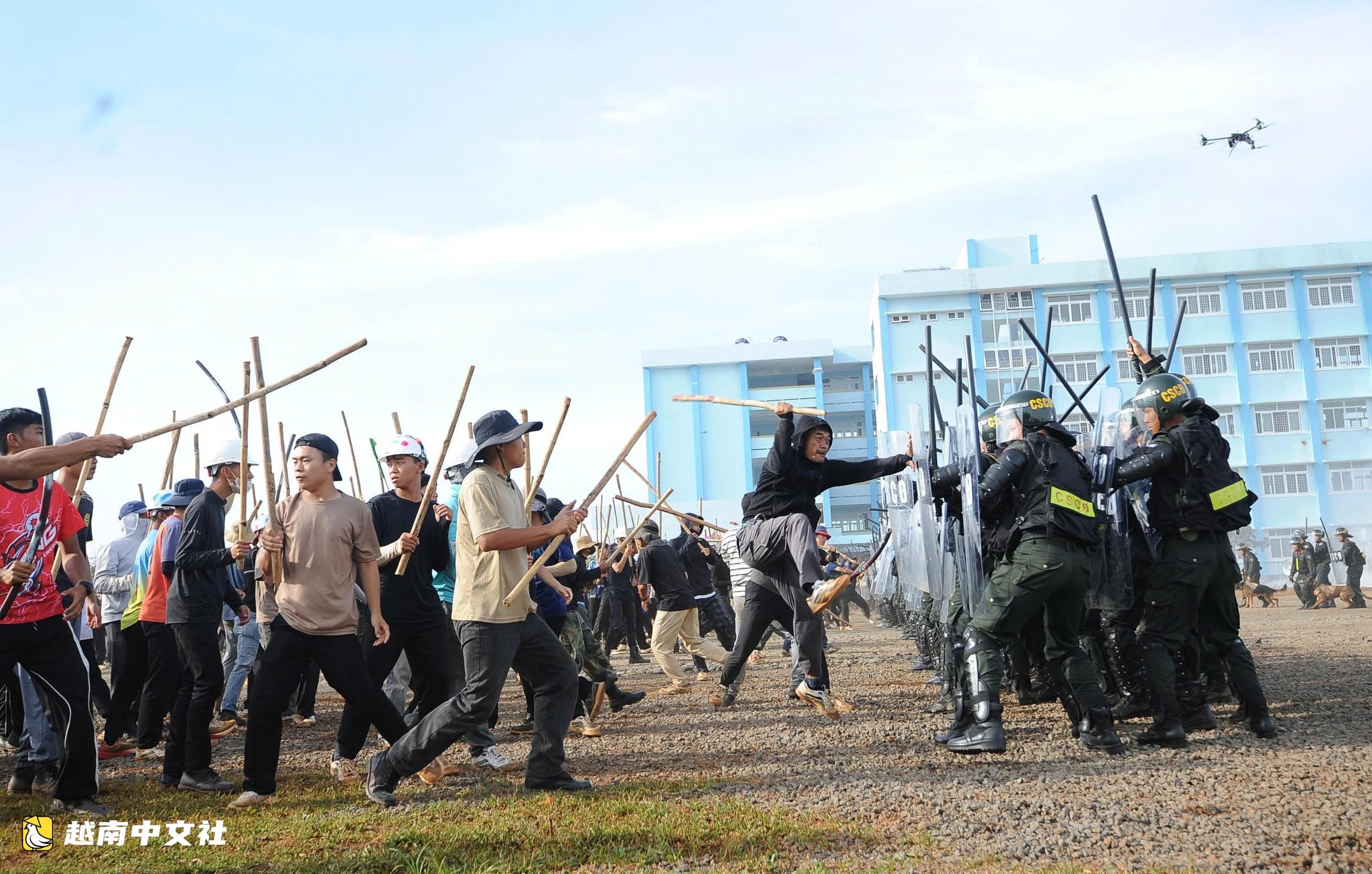 越南軍隊與公安力量聯合舉行反恐、防暴演習