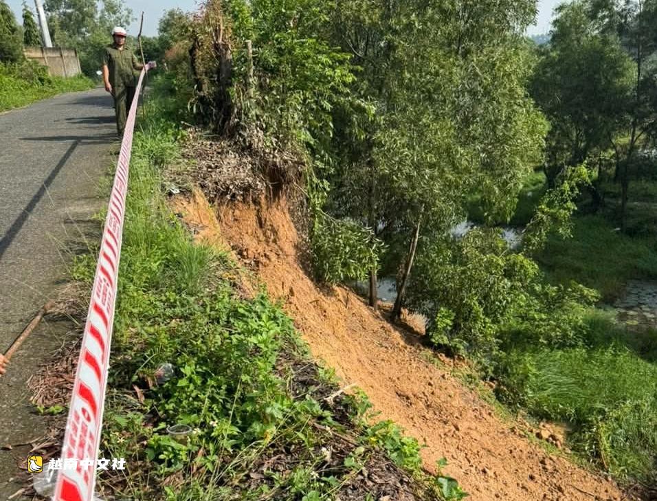 越南胡志明市平美鄉455號路發生50米滑坡,大雨時存在繼續滑坡風險