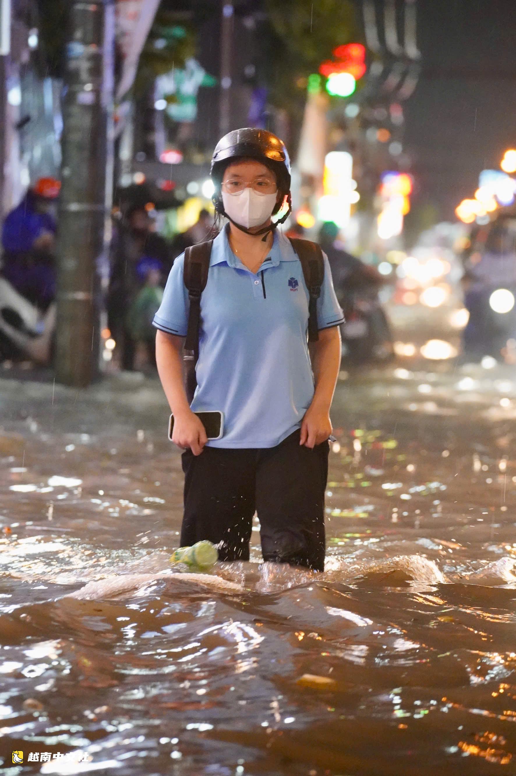 越南胡志明市降雨中為何雷電連連?