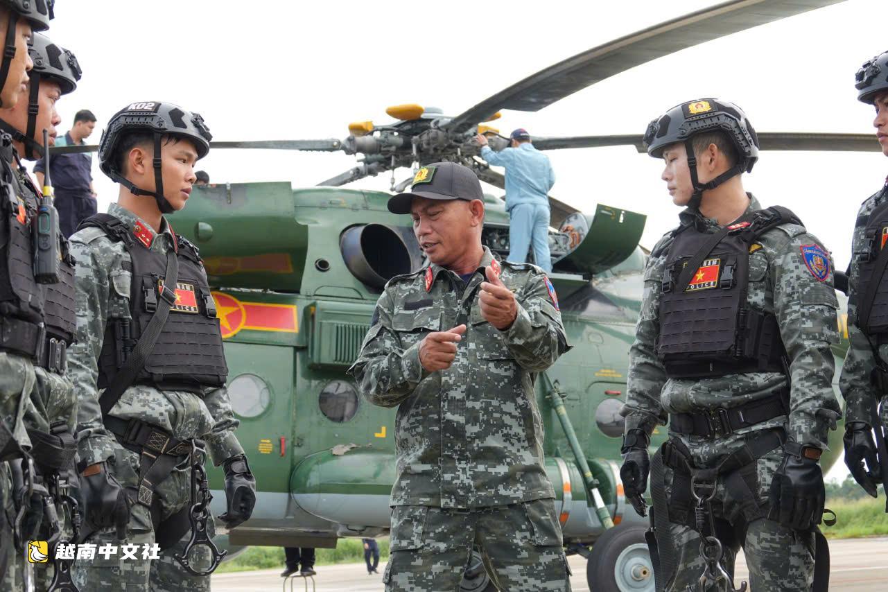 越南軍隊與公安力量聯合舉行反恐、防暴演習
