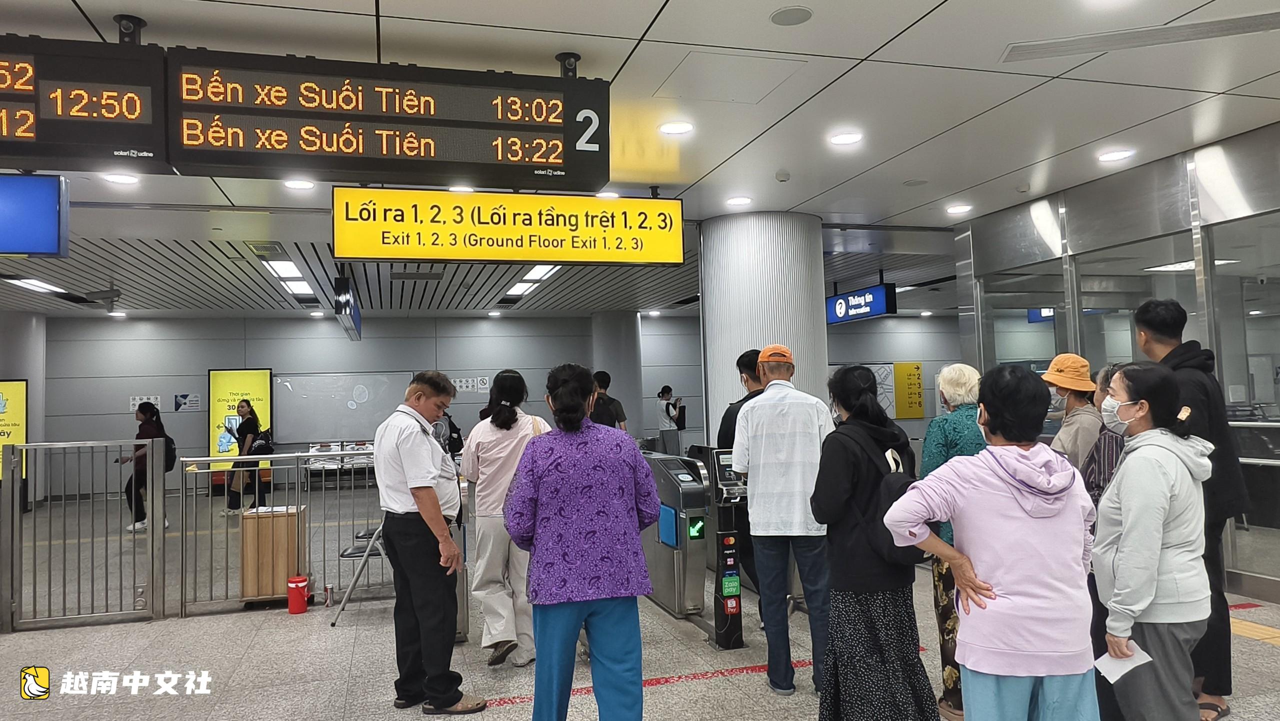 越南地鐵1號線濱城站出口指示全用數字,遊客感到困惑