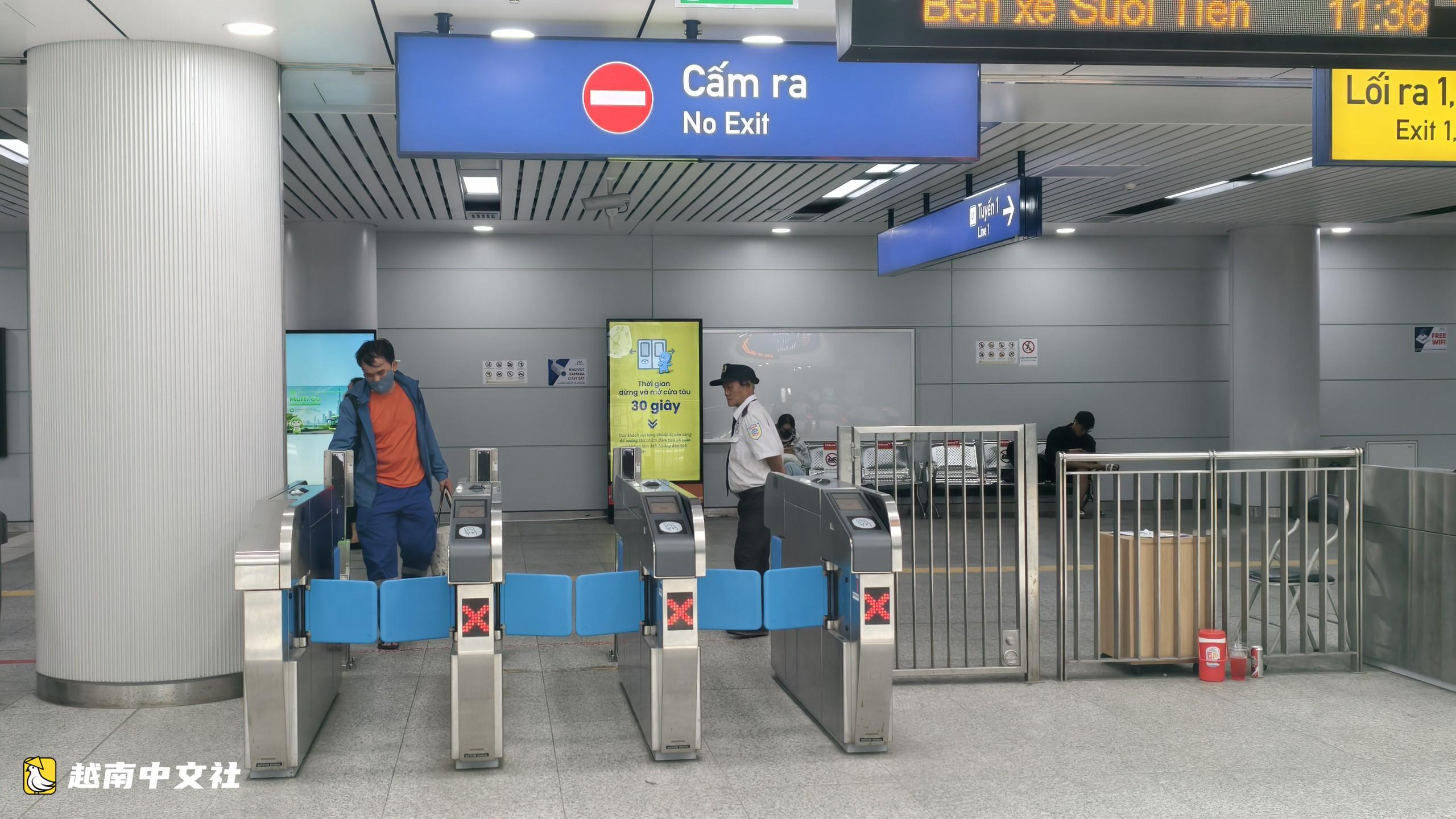 越南地鐵1號線濱城站出口指示全用數字,遊客感到困惑