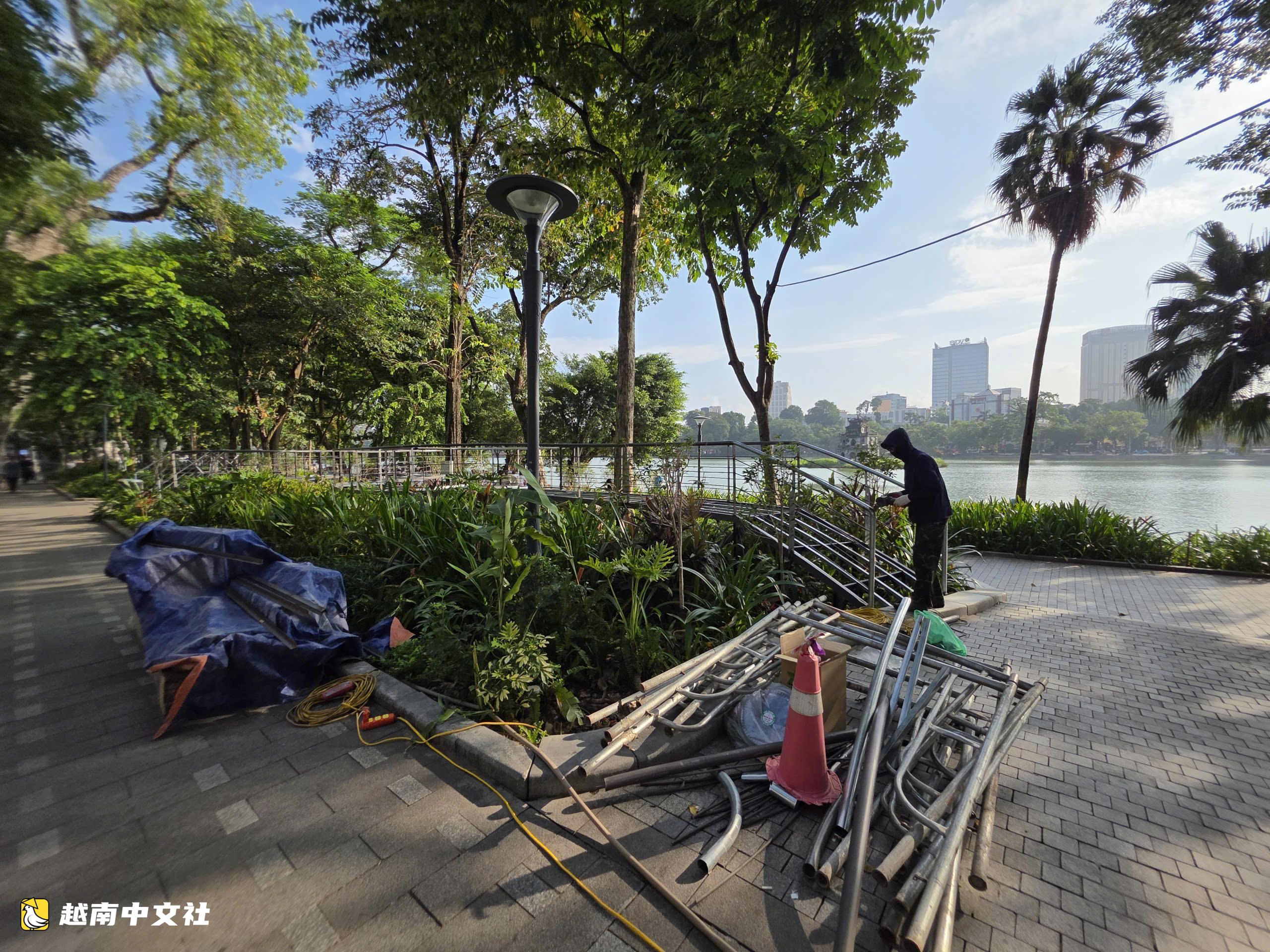 越南還劍湖畔正在安裝的‘打卡天橋’近景