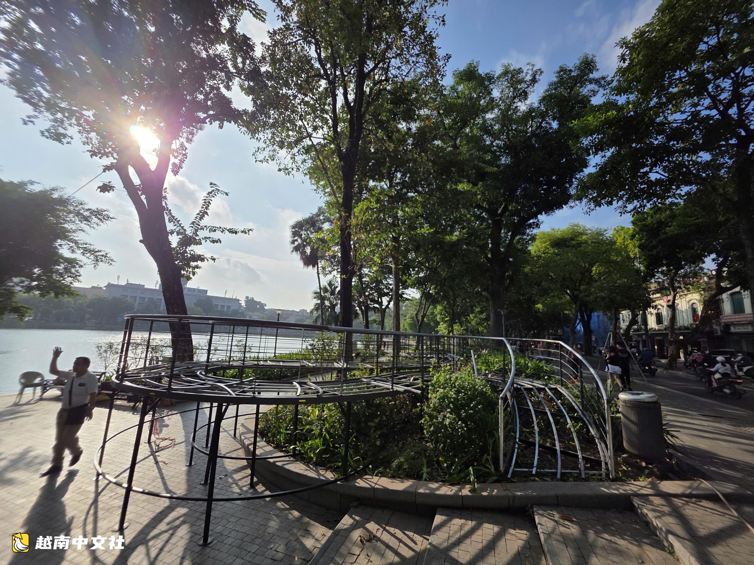 越南還劍湖畔正在安裝的‘打卡天橋’近景