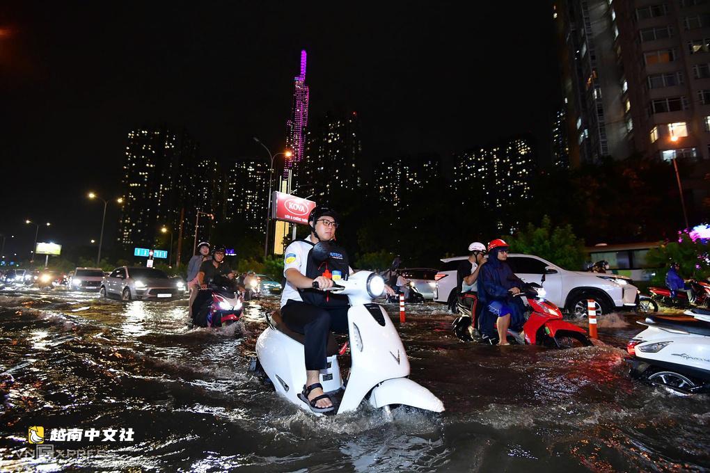 胡志明市動用移動水泵處理深積水點