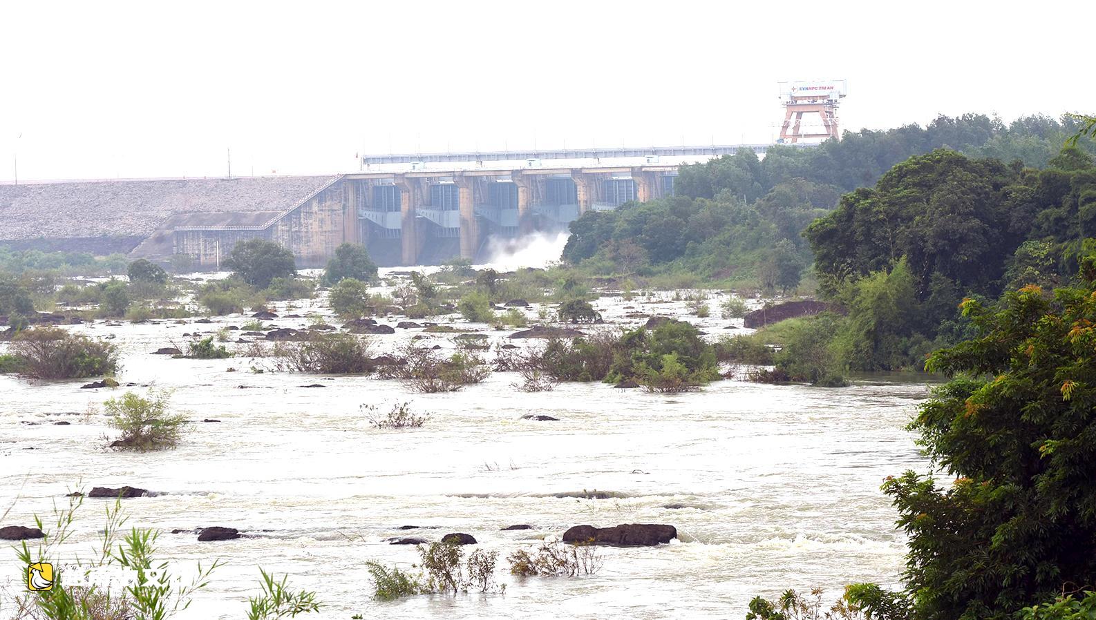 越南治安水電站開啟6道洩洪閘,每秒超過170萬升水向下遊排放
