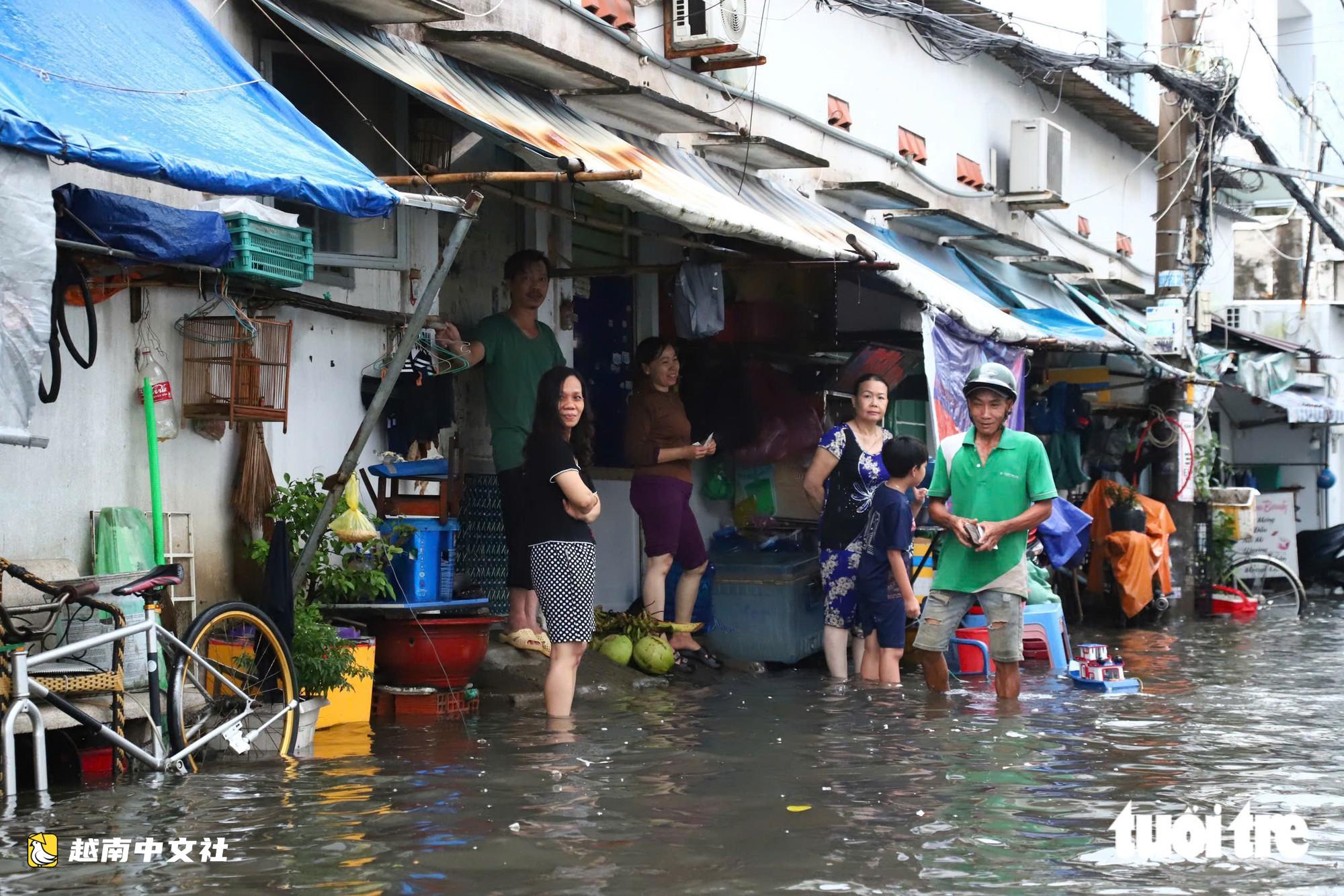 越南胡志明市10月4日下午大雨導致富盛坊、平興和坊多條道路嚴重積水