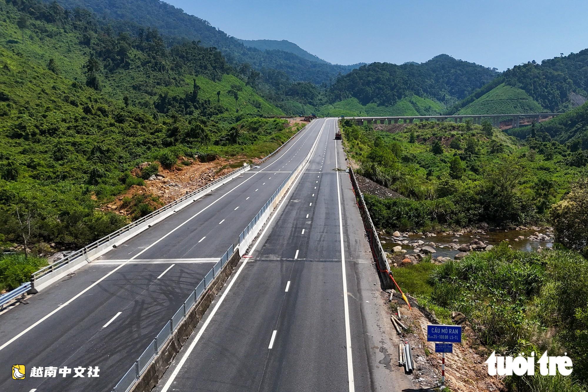 越南羅山—和連高速公路擴建為4車道,穿越白馬山林