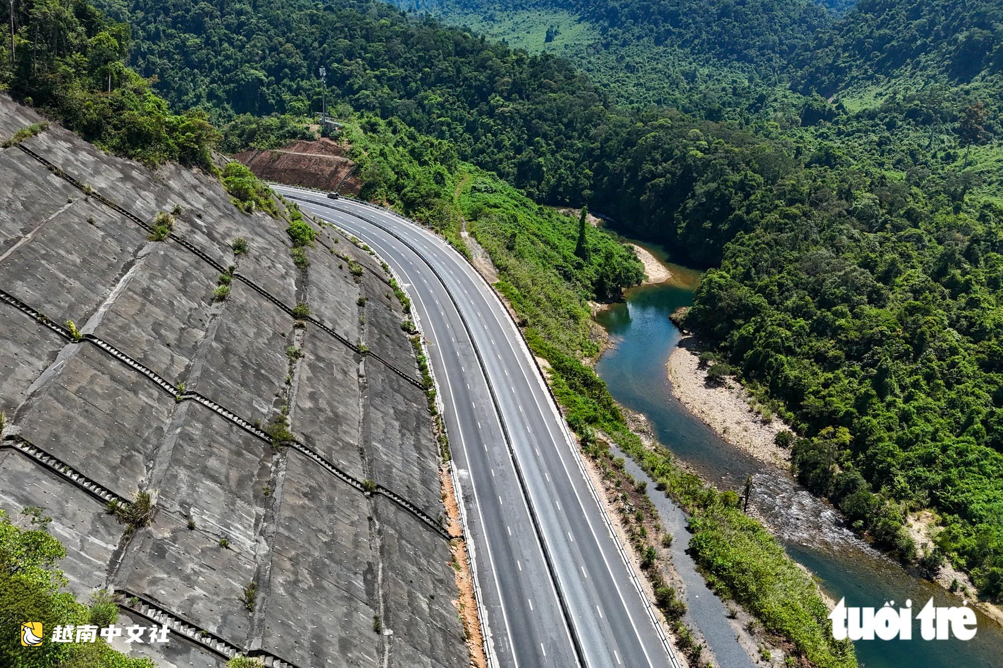 越南羅山—和連高速公路擴建為4車道,穿越白馬山林