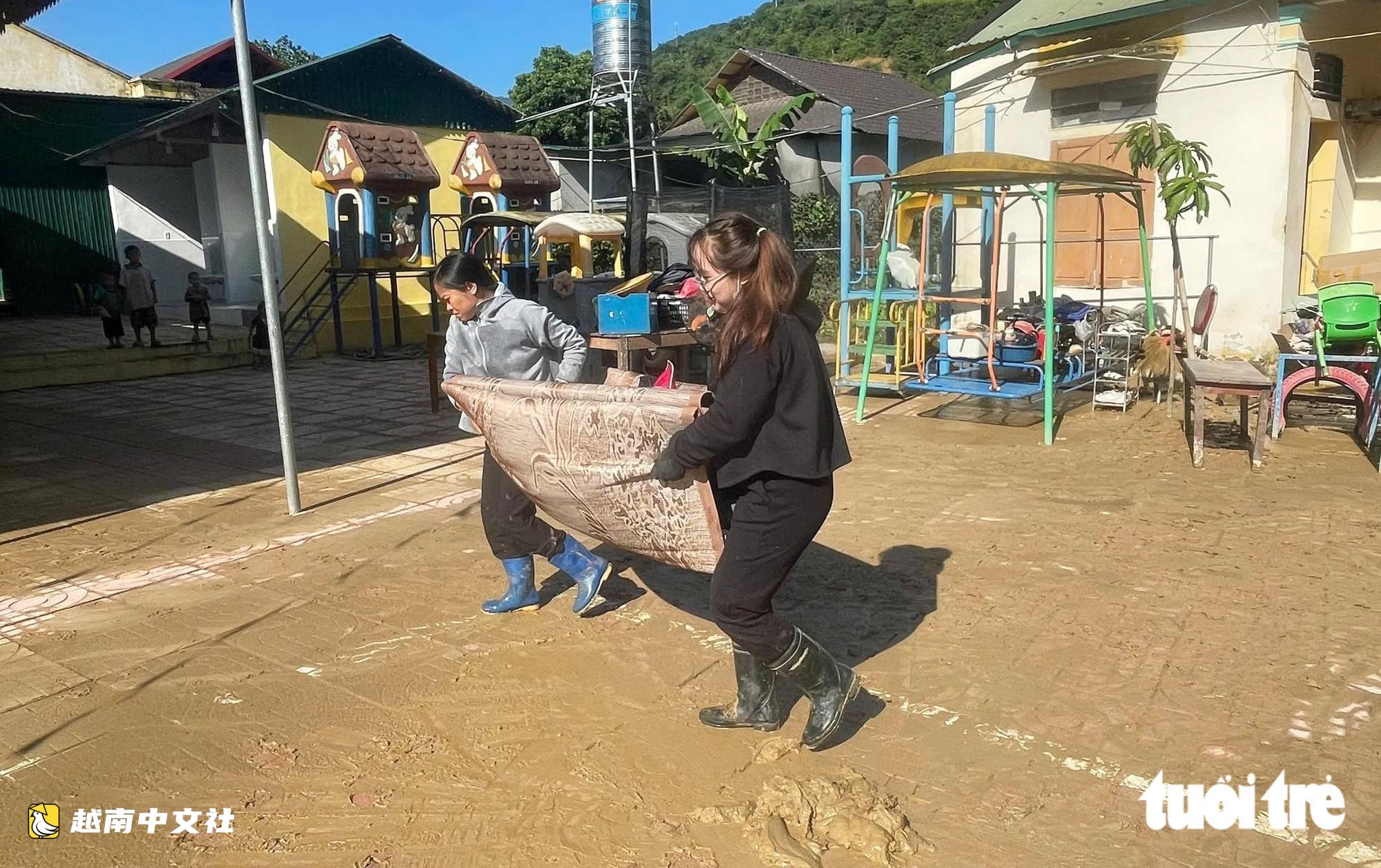 越南乂安省防洪堤決口,泥漿湧入兩所學校