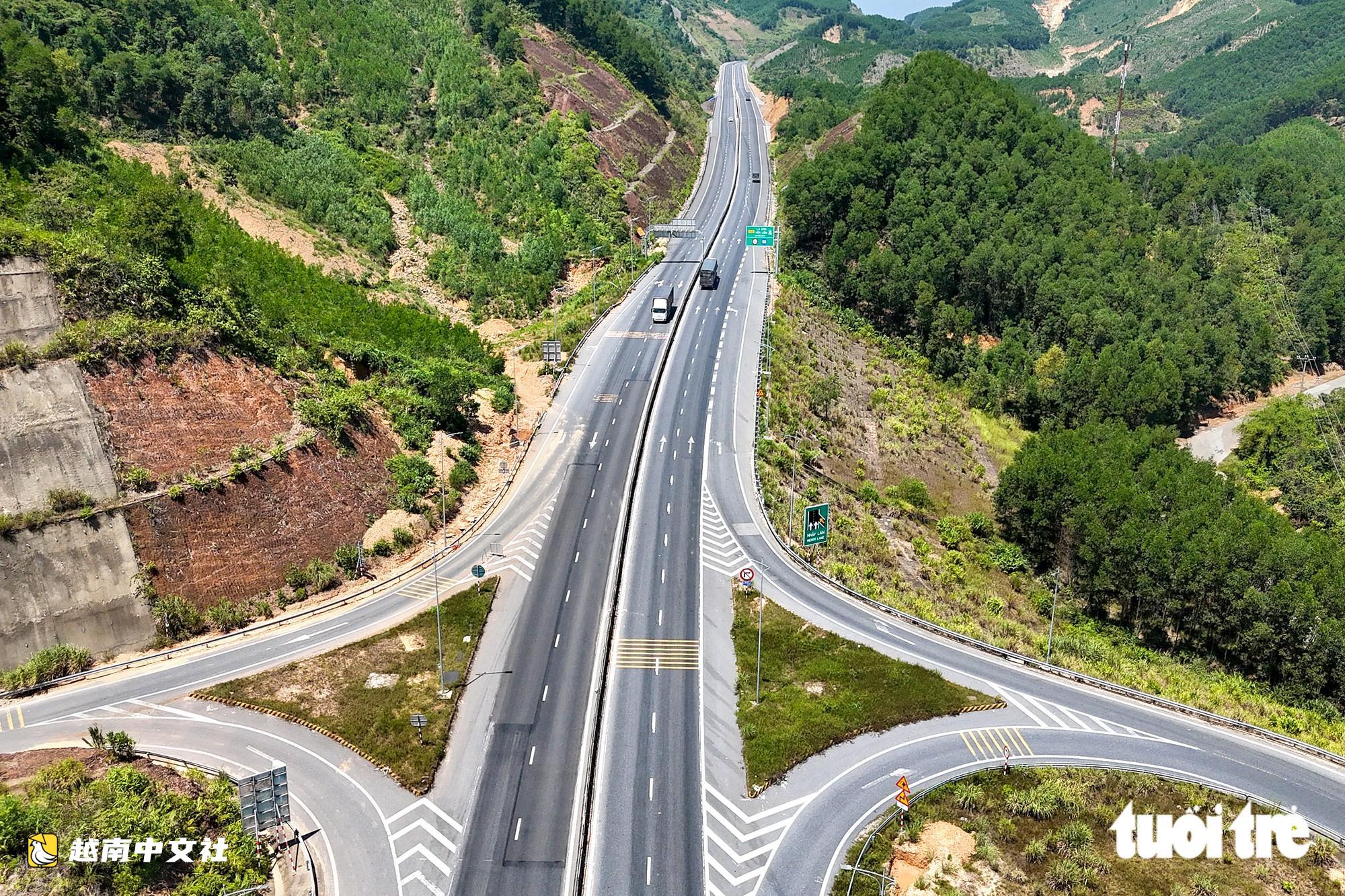越南羅山—和連高速公路擴建為4車道,穿越白馬山林