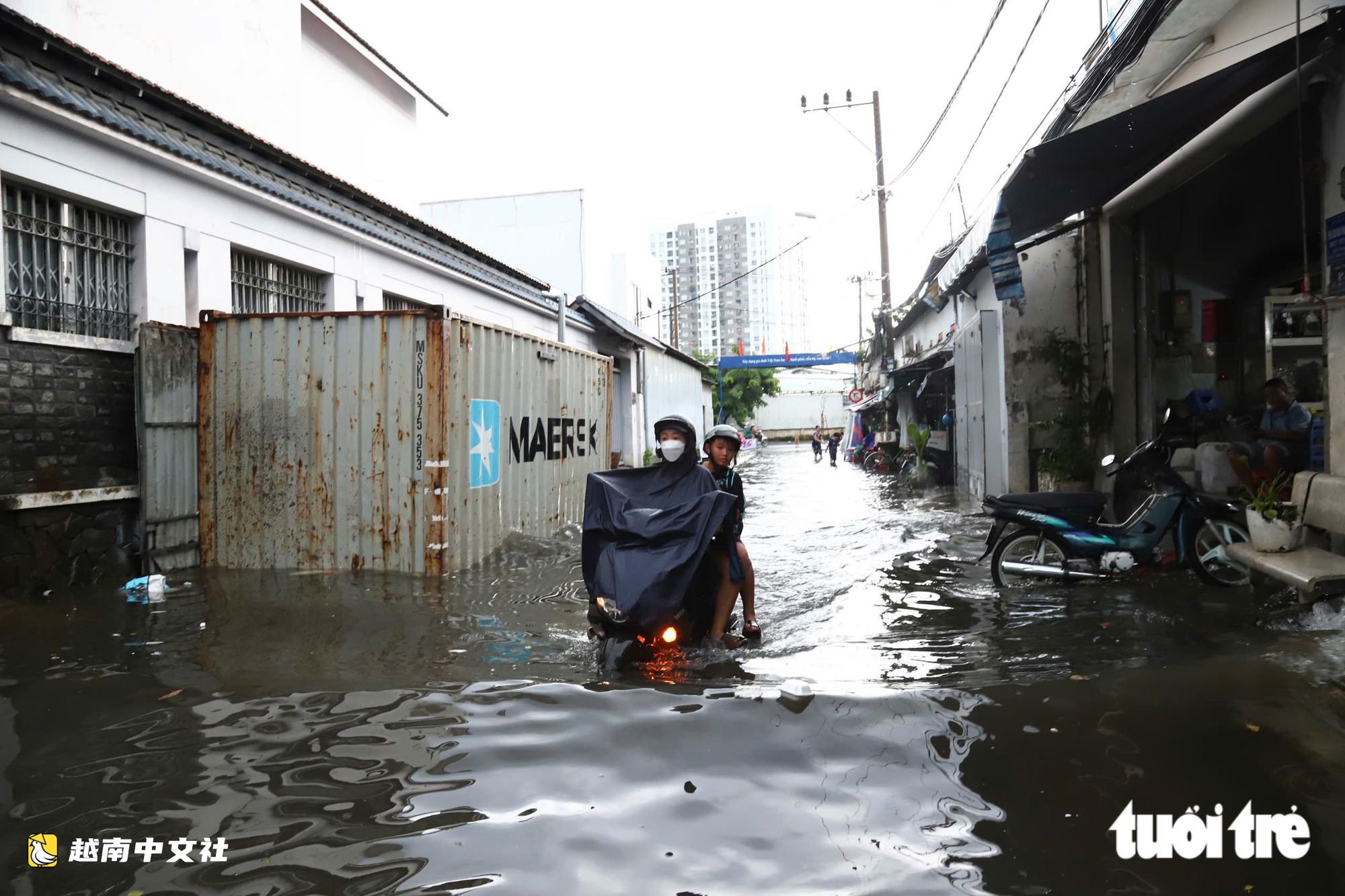 越南胡志明市10月4日下午大雨導致富盛坊、平興和坊多條道路嚴重積水
