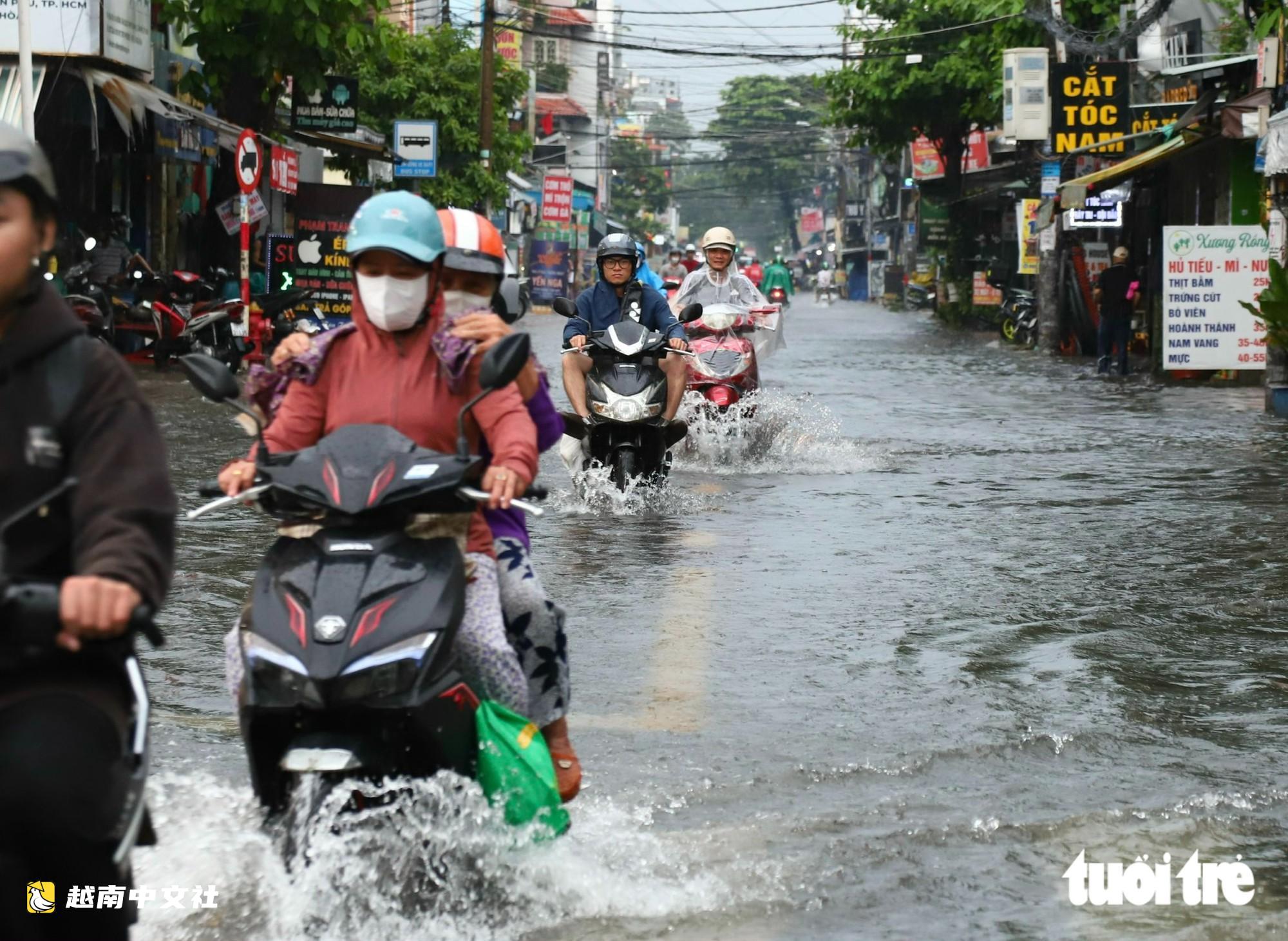 越南胡志明市10月4日下午大雨導致富盛坊、平興和坊多條道路嚴重積水