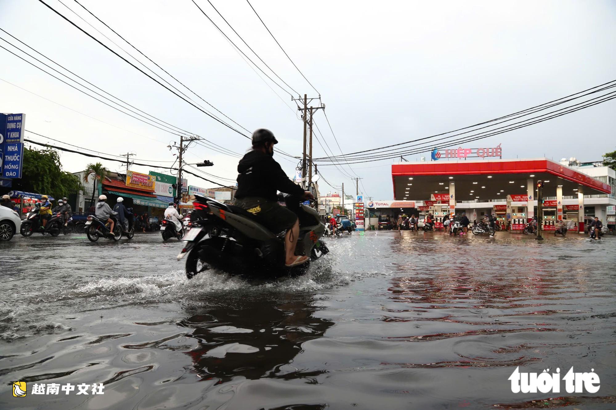 越南胡志明市10月4日下午大雨導致富盛坊、平興和坊多條道路嚴重積水