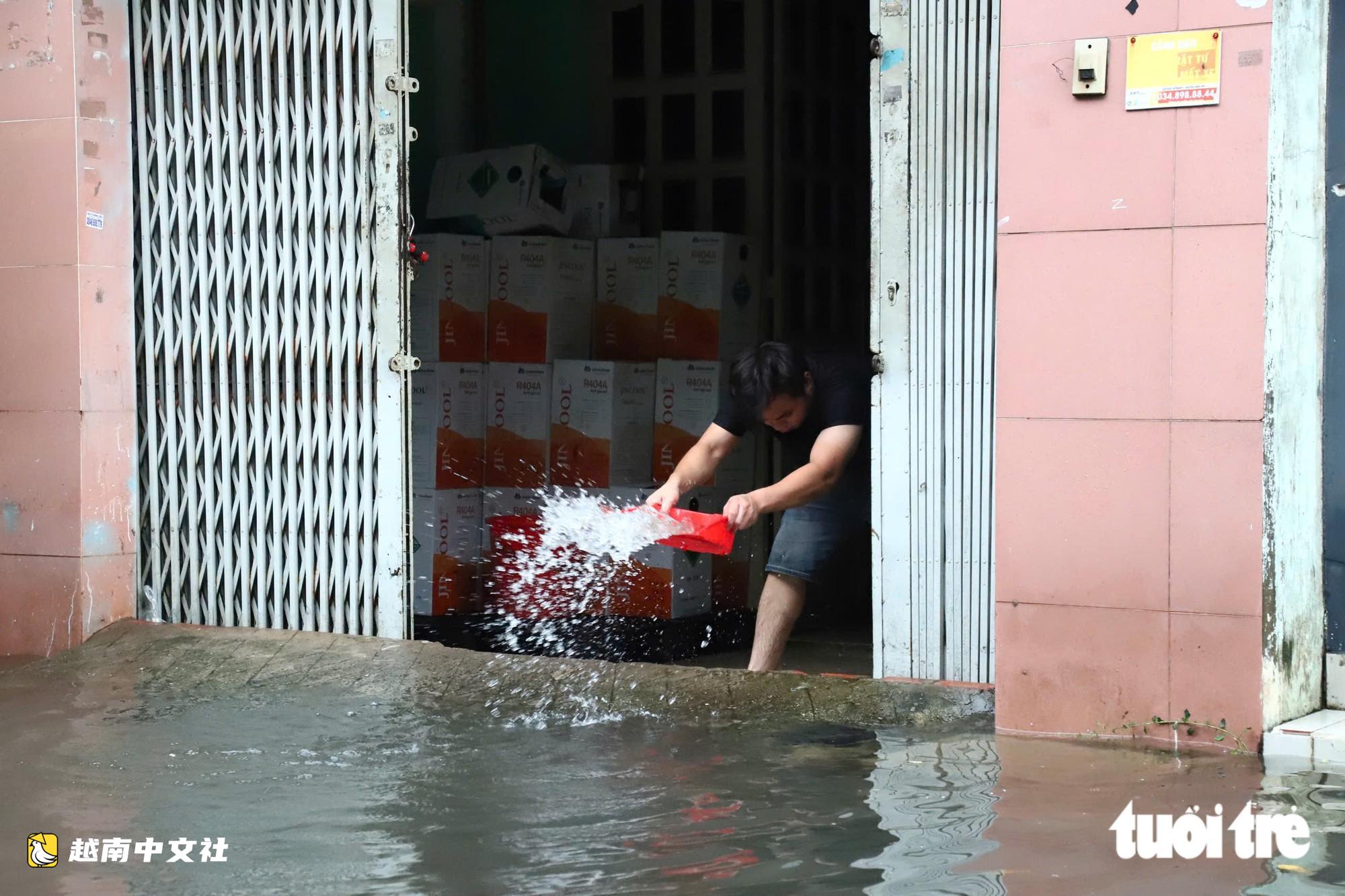 越南胡志明市10月4日下午大雨導致富盛坊、平興和坊多條道路嚴重積水