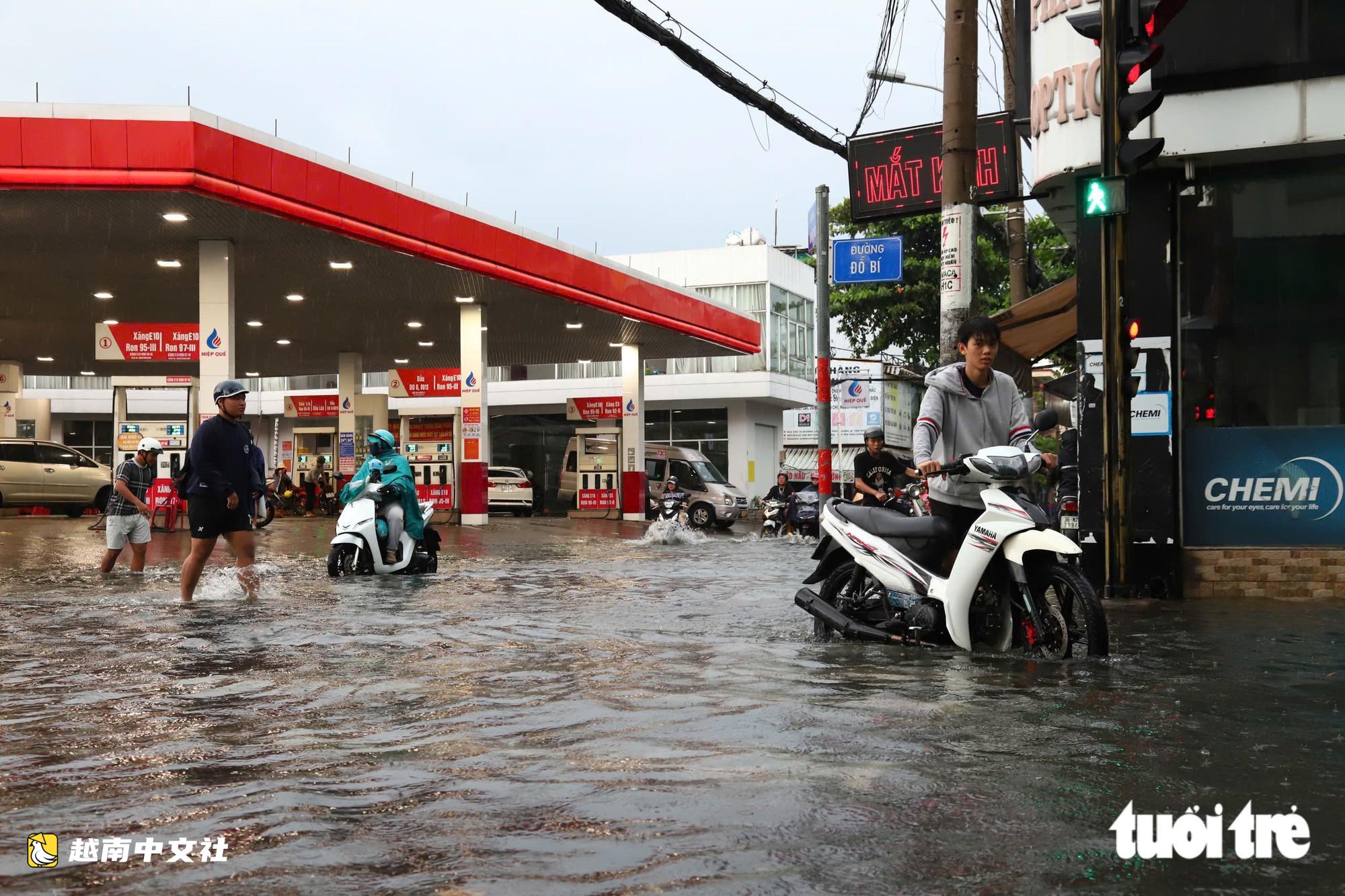 越南胡志明市10月4日下午大雨導致富盛坊、平興和坊多條道路嚴重積水