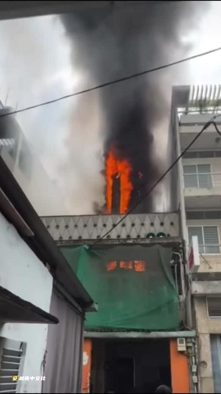 越南胡志明市一棟兩層樓房猛烈起火