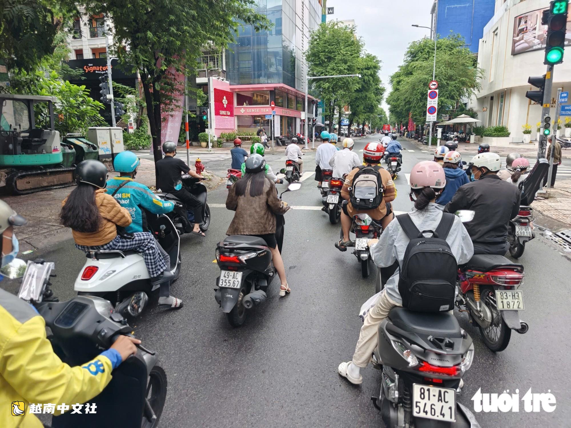 越南胡志明市武文秦街首日允許摩托車雙向通行，民眾盼‘分擔壓力’緩解周邊擁堵