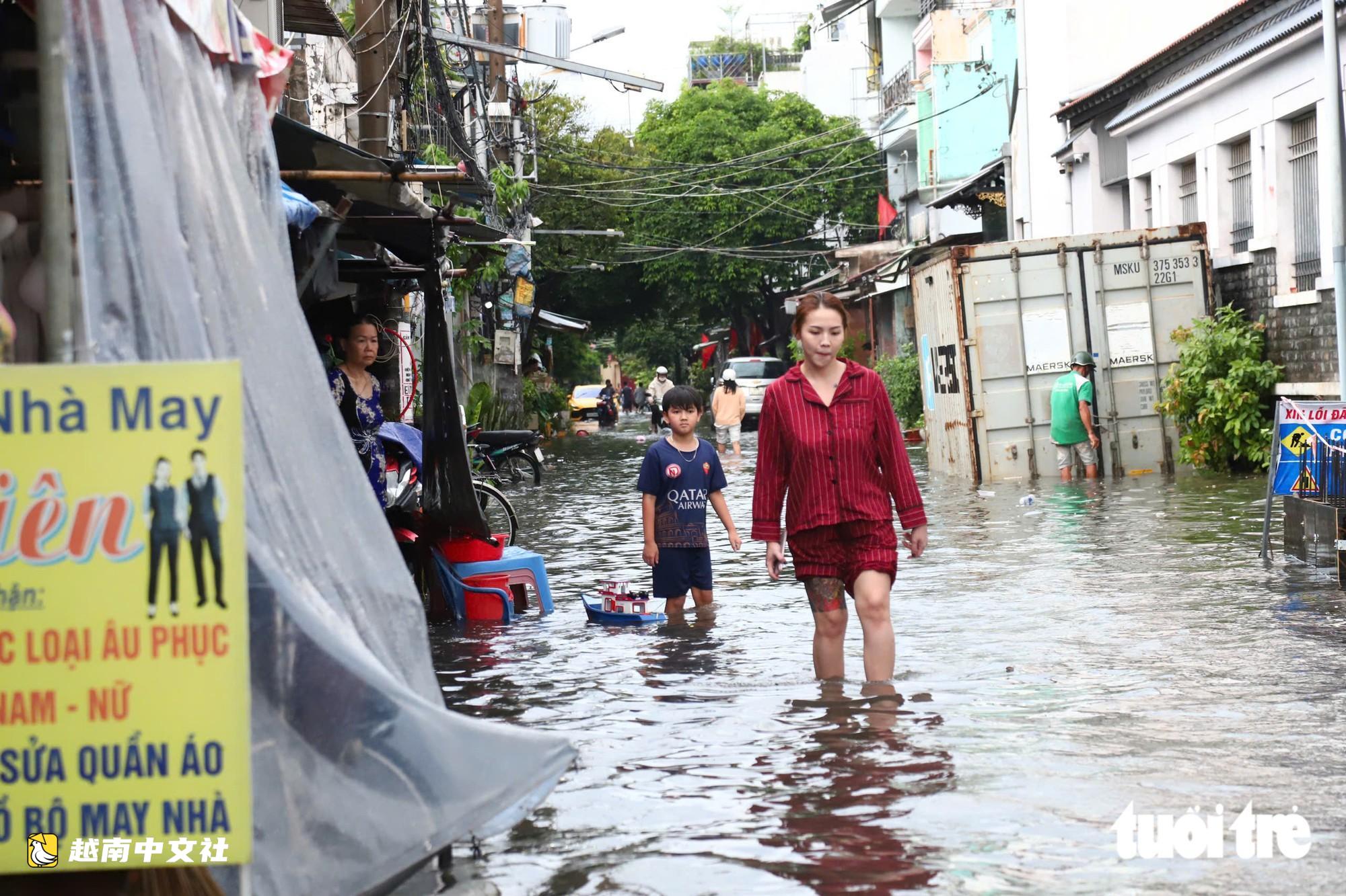 越南胡志明市10月4日下午大雨導致富盛坊、平興和坊多條道路嚴重積水