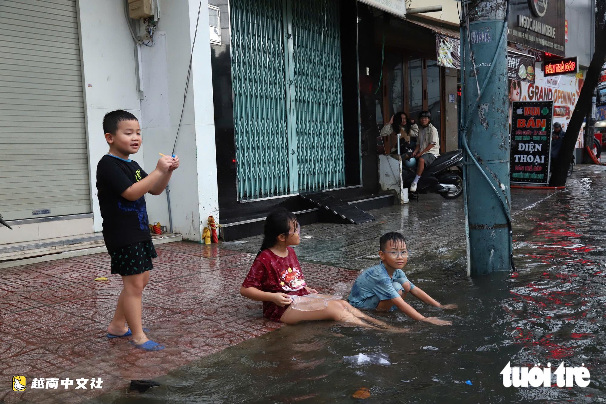 越南胡志明市10月4日下午大雨導致富盛坊、平興和坊多條道路嚴重積水