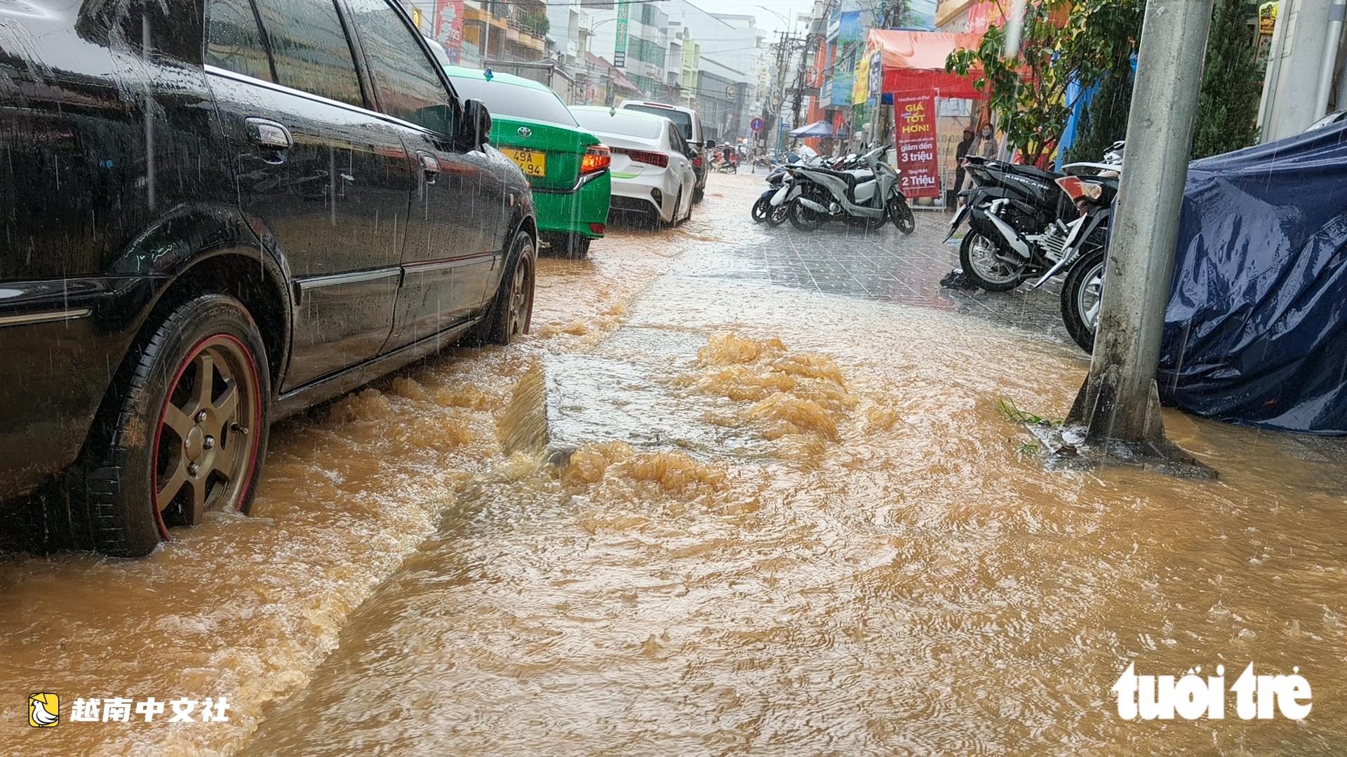 越南大叻僅30分鐘大雨,市中心局部內澇