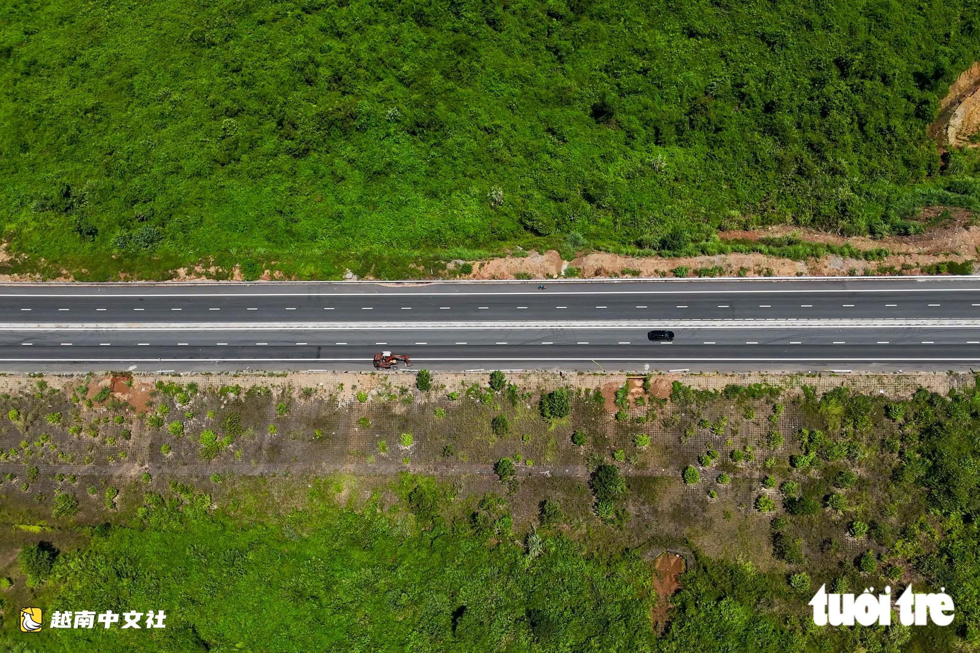 越南羅山—和連高速公路擴建為4車道,穿越白馬山林