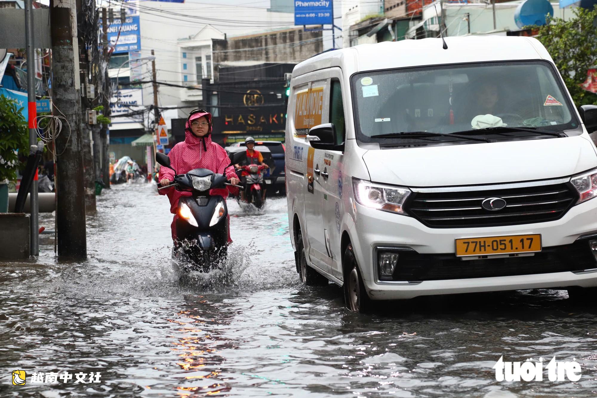 越南胡志明市10月4日下午大雨導致富盛坊、平興和坊多條道路嚴重積水