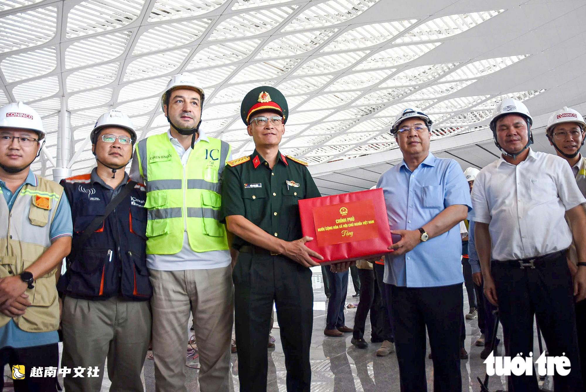 越南副總理範嘉足檢查隆城機場進度