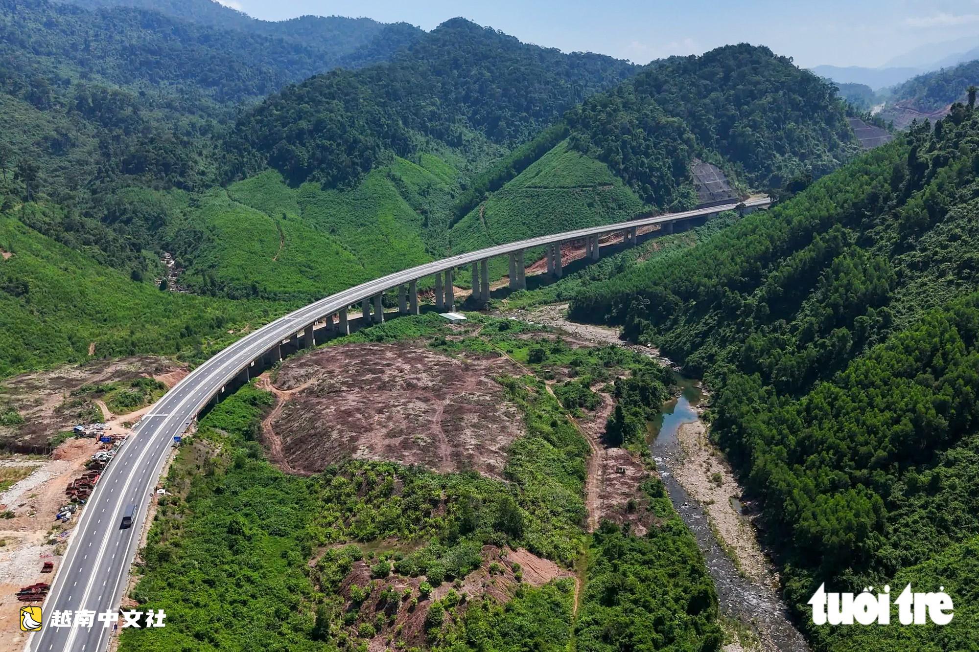 越南羅山—和連高速公路擴建為4車道,穿越白馬山林