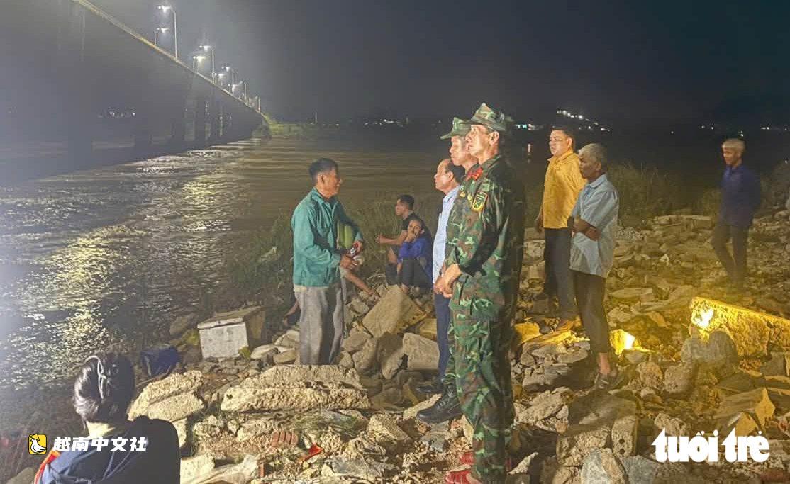 越南義安省:老母親哭暈,4個孩子苦盼失蹤父母消息,船隻傾覆後