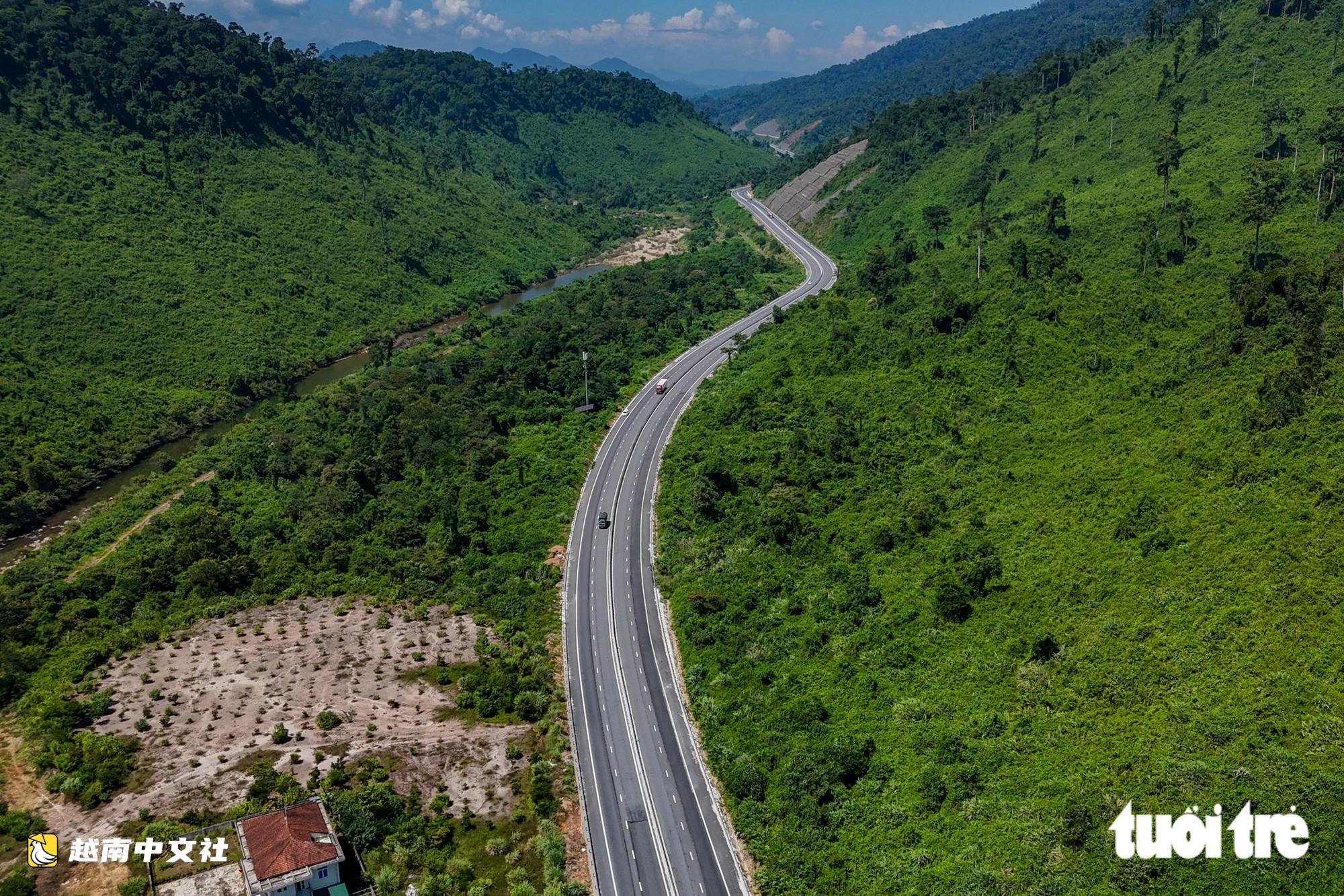 越南羅山—和連高速公路擴建為4車道,穿越白馬山林